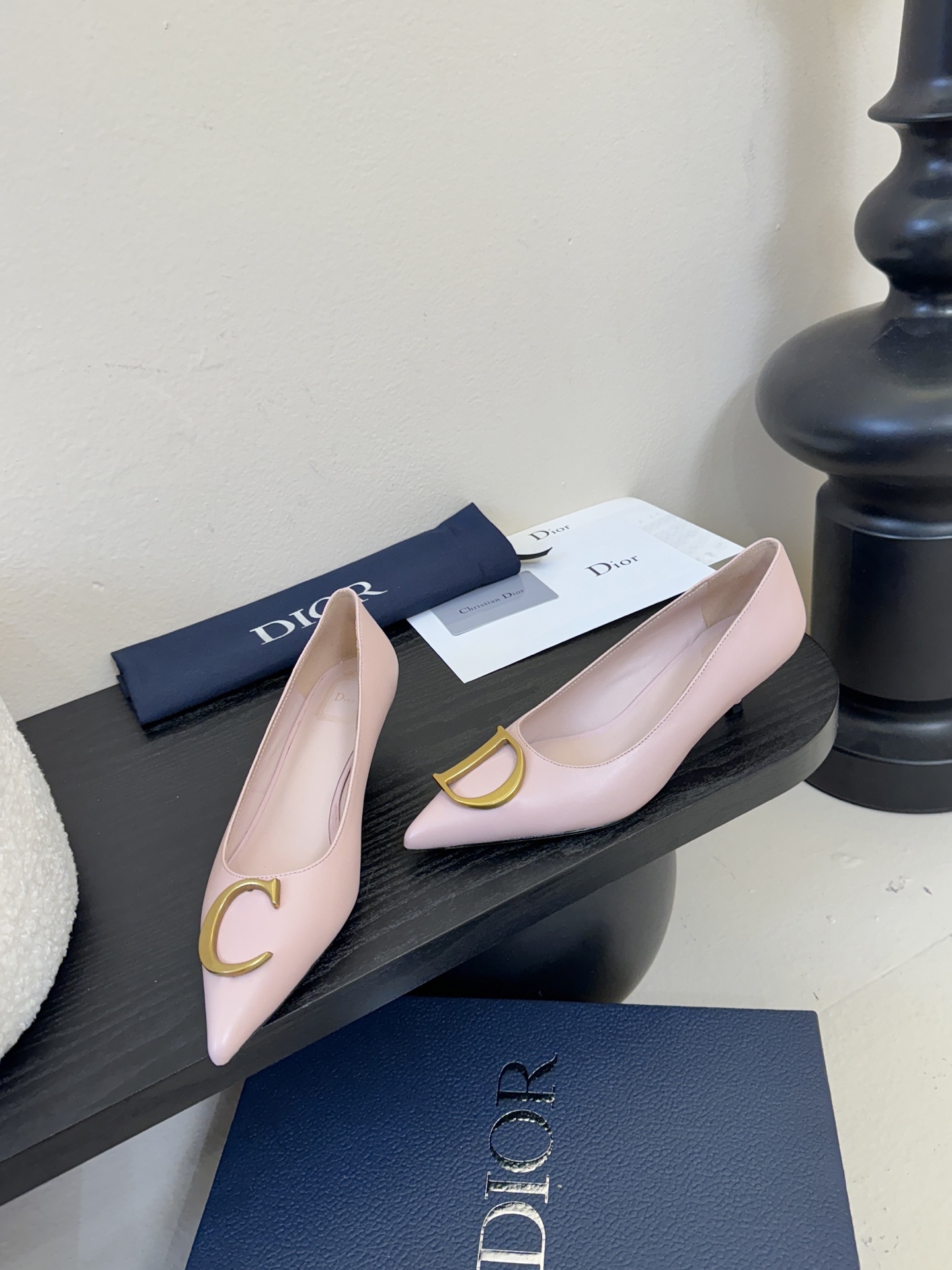 Dior/迪奥25WF新品CD金属扣尖头 高跟鞋单鞋这款鞋以利落廓形重塑女性力量美学鞋跟高度拿捏得宜 既