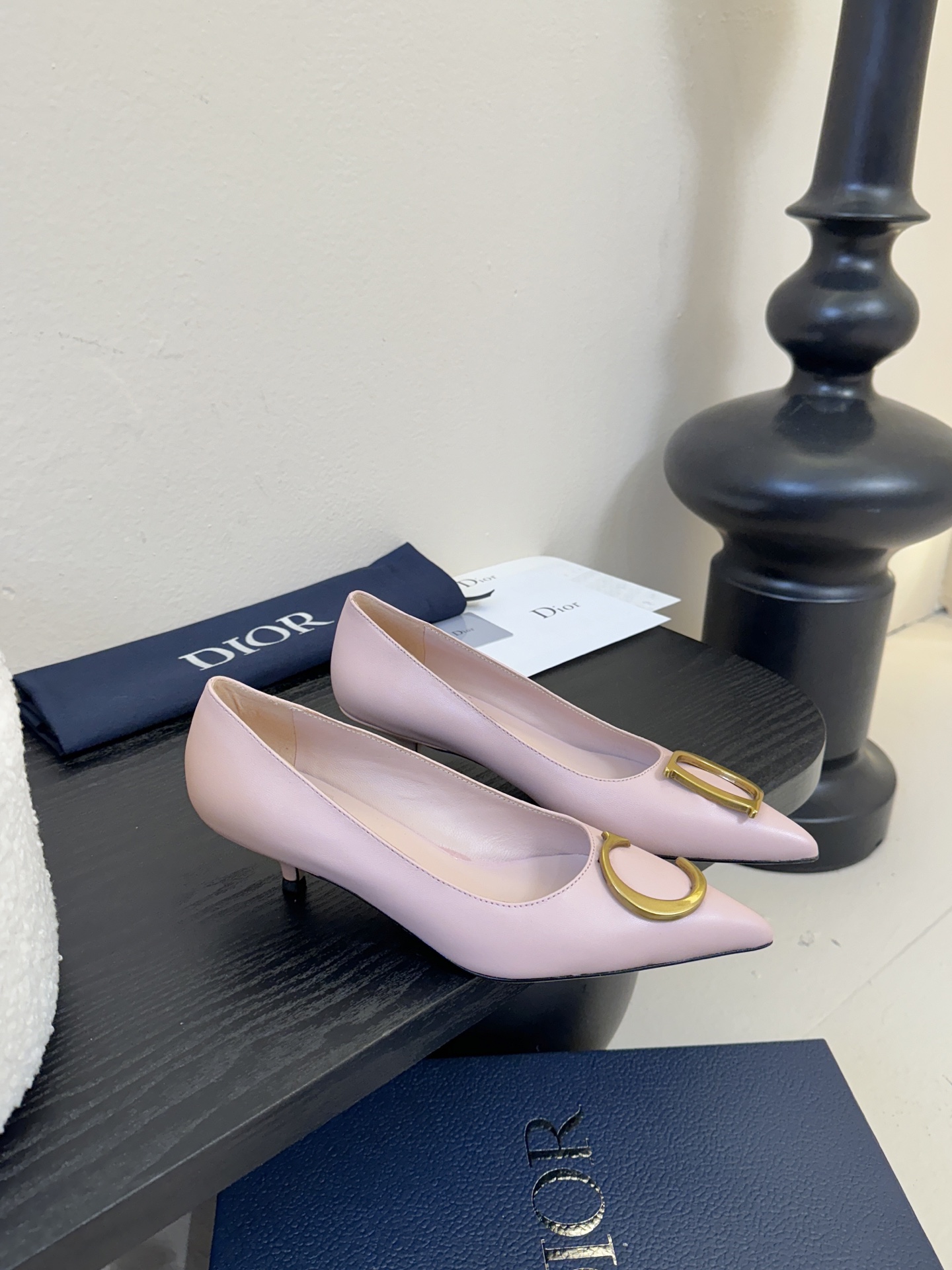 Dior/迪奥25WF新品CD金属扣尖头 高跟鞋单鞋这款鞋以利落廓形重塑女性力量美学鞋跟高度拿捏得宜 既