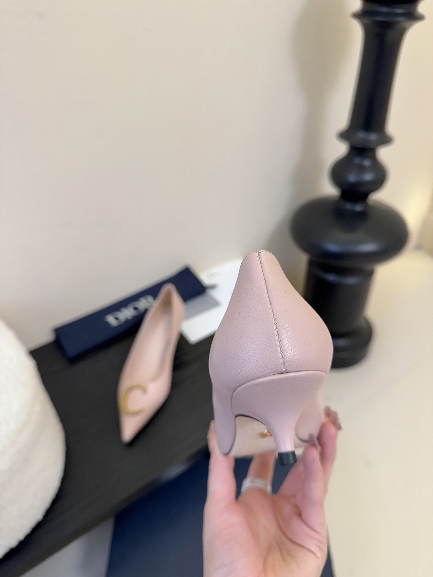 Dior/迪奥25WF新品CD金属扣尖头 高跟鞋单鞋这款鞋以利落廓形重塑女性力量美学鞋跟高度拿捏得宜 既