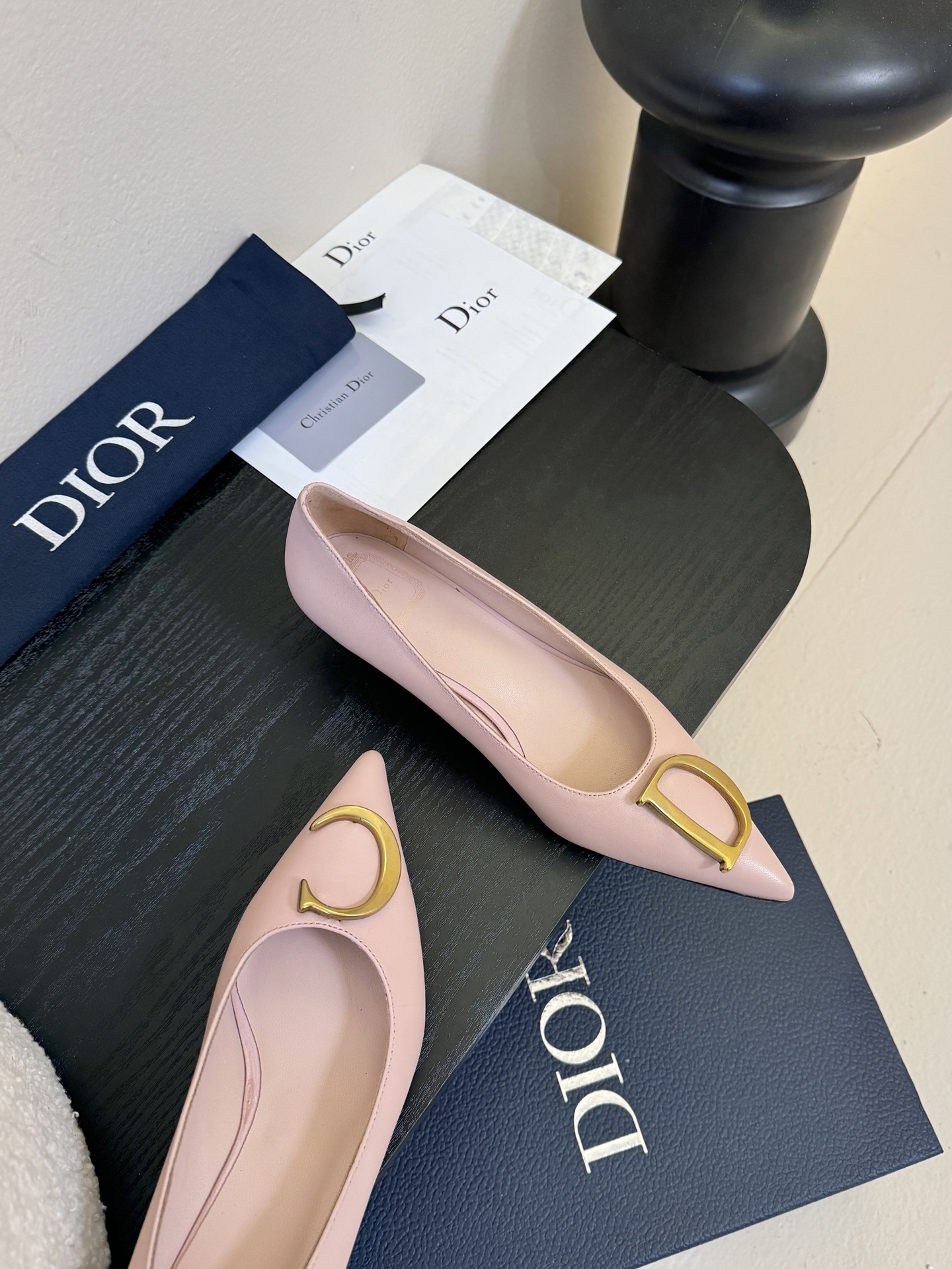 Dior/迪奥25WF新品CD金属扣尖头 高跟鞋单鞋这款鞋以利落廓形重塑女性力量美学鞋跟高度拿捏得宜 既