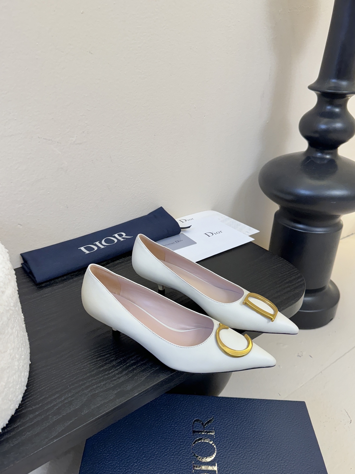 Dior/迪奥25WF新品CD金属扣尖头 高跟鞋单鞋这款鞋以利落廓形重塑女性力量美学鞋跟高度拿捏得宜 既