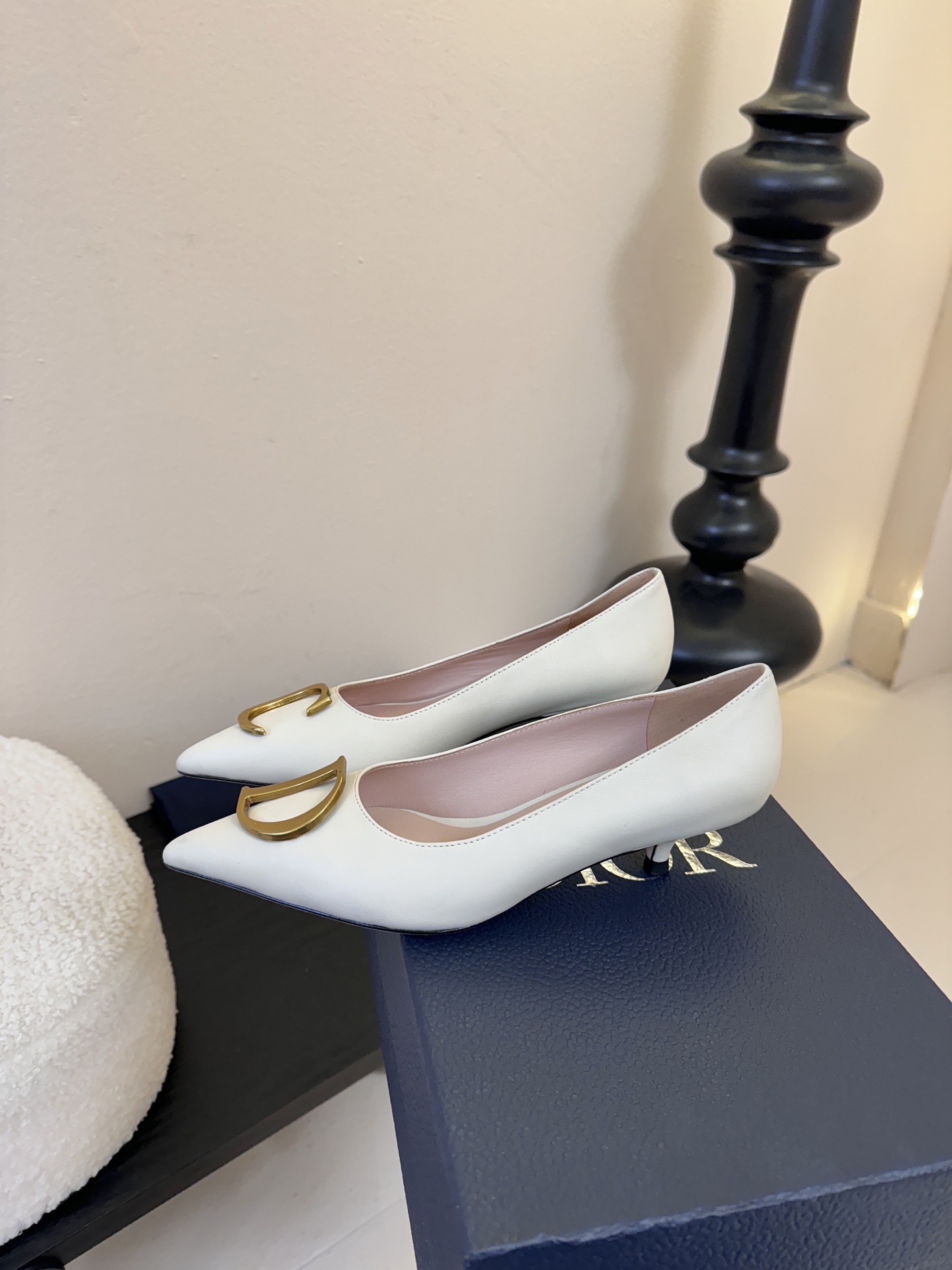 Dior/迪奥25WF新品CD金属扣尖头 高跟鞋单鞋这款鞋以利落廓形重塑女性力量美学鞋跟高度拿捏得宜 既