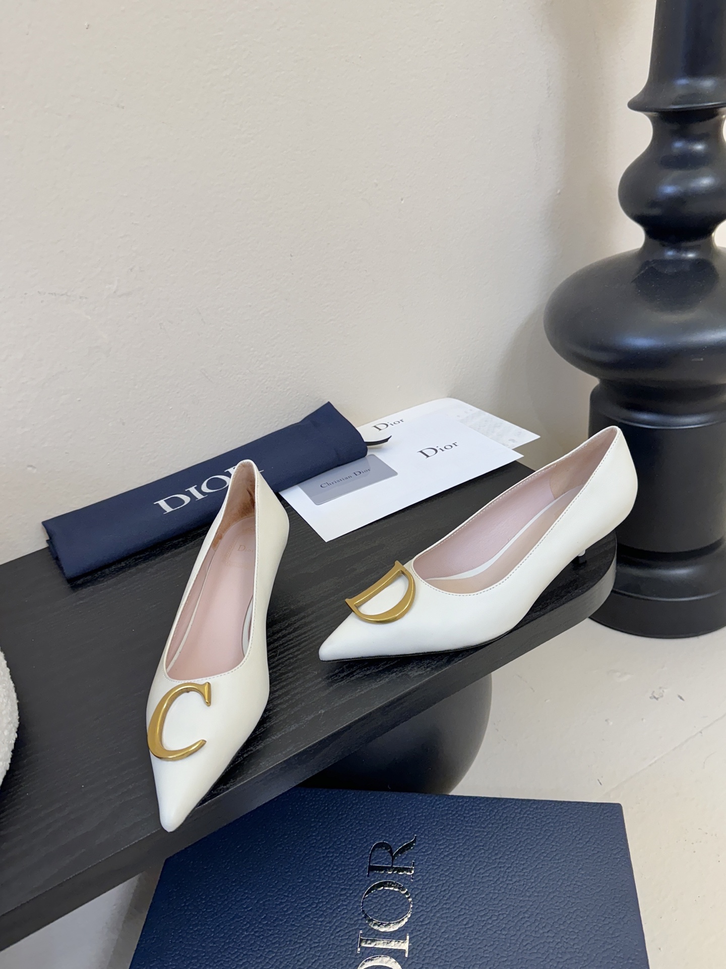 Dior/迪奥25WF新品CD金属扣尖头 高跟鞋单鞋这款鞋以利落廓形重塑女性力量美学鞋跟高度拿捏得宜 既