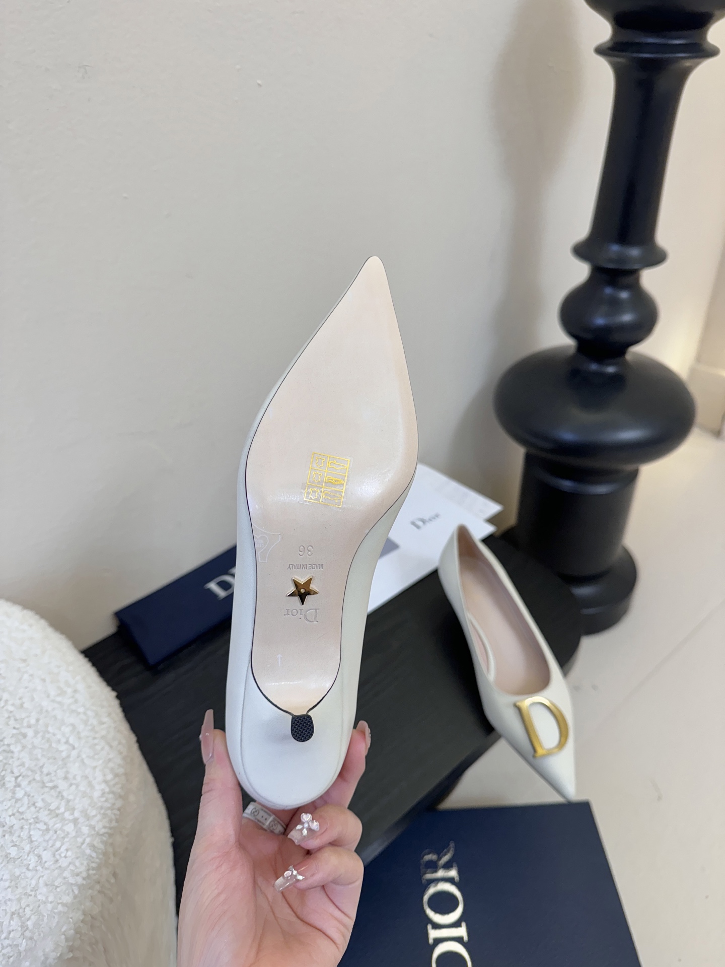 Dior/迪奥25WF新品CD金属扣尖头 高跟鞋单鞋这款鞋以利落廓形重塑女性力量美学鞋跟高度拿捏得宜 既