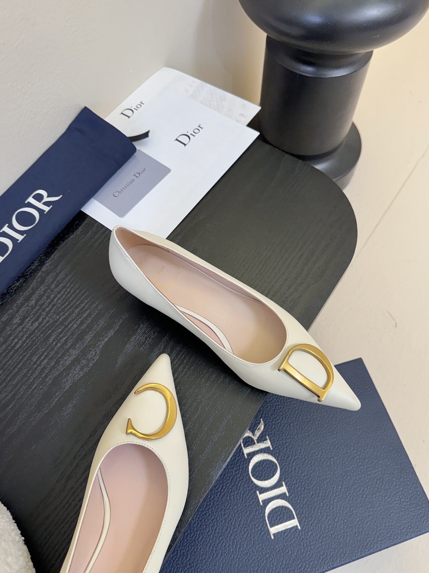 Dior/迪奥25WF新品CD金属扣尖头 高跟鞋单鞋这款鞋以利落廓形重塑女性力量美学鞋跟高度拿捏得宜 既