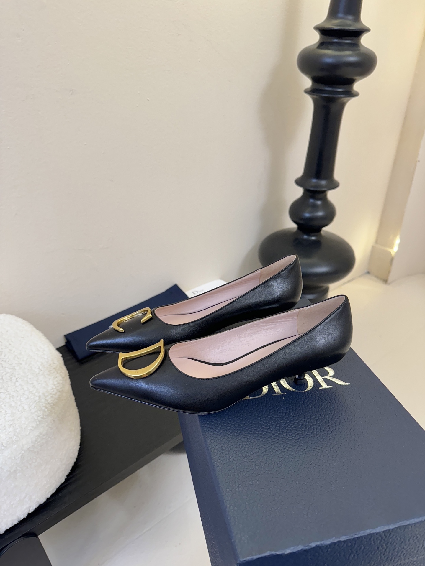 Dior/迪奥25WF新品CD金属扣尖头 高跟鞋单鞋这款鞋以利落廓形重塑女性力量美学鞋跟高度拿捏得宜 既