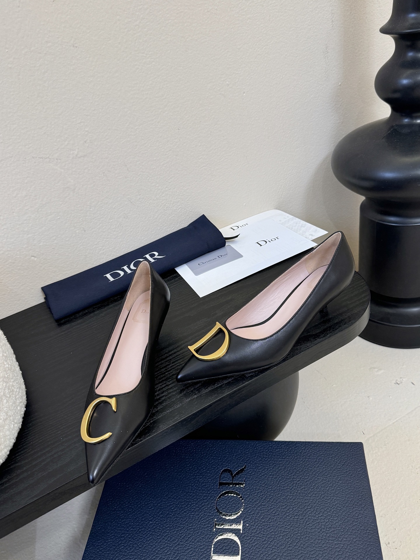 Dior/迪奥25WF新品CD金属扣尖头 高跟鞋单鞋这款鞋以利落廓形重塑女性力量美学鞋跟高度拿捏得宜 既