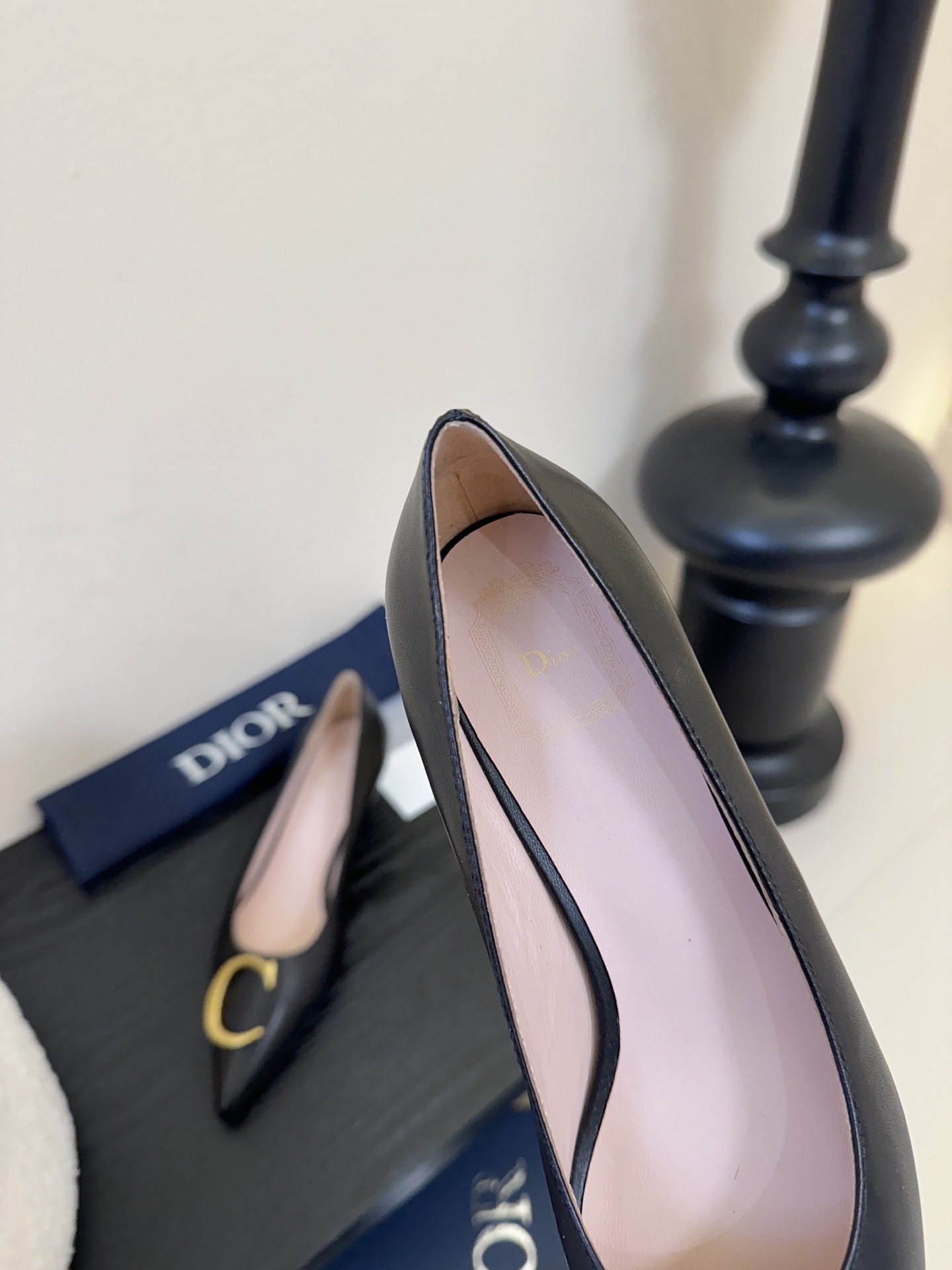 Dior/迪奥25WF新品CD金属扣尖头 高跟鞋单鞋这款鞋以利落廓形重塑女性力量美学鞋跟高度拿捏得宜 既