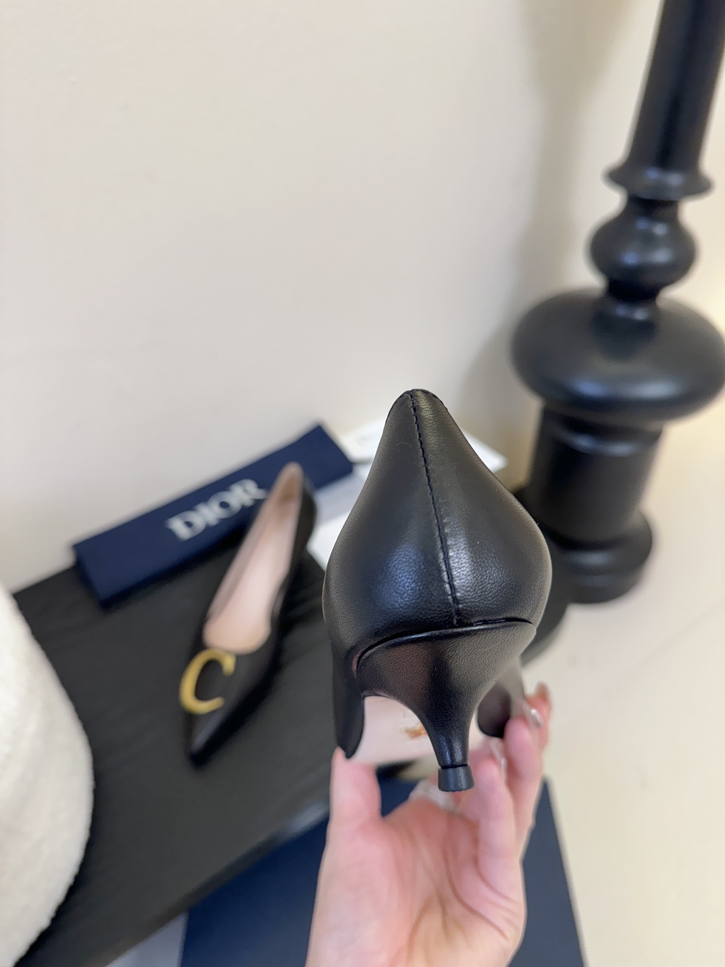 Dior/迪奥25WF新品CD金属扣尖头 高跟鞋单鞋这款鞋以利落廓形重塑女性力量美学鞋跟高度拿捏得宜 既