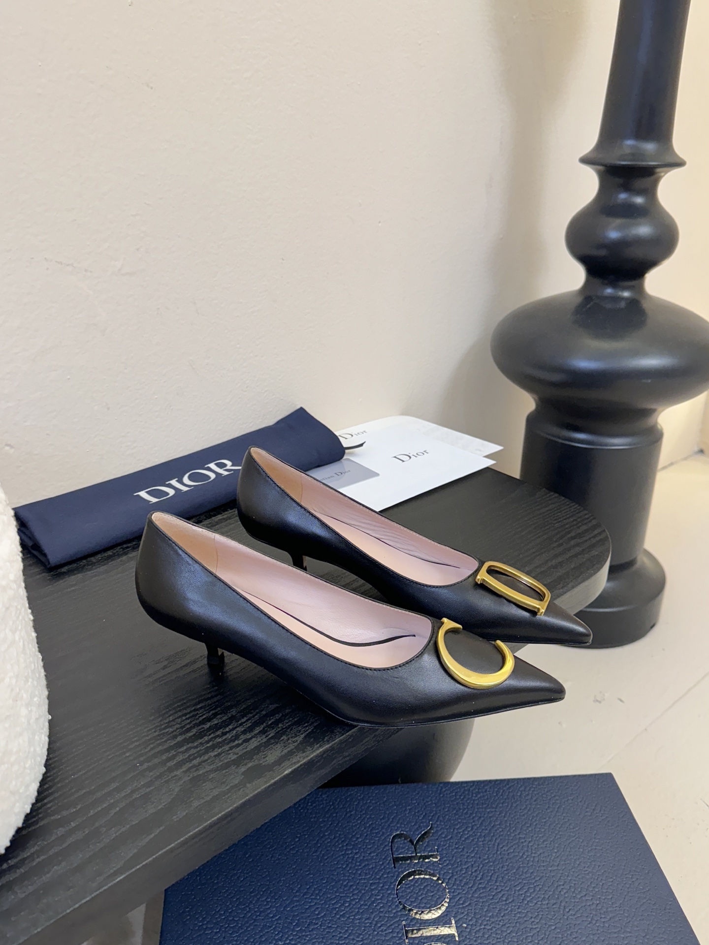 Dior/迪奥25WF新品CD金属扣尖头 高跟鞋单鞋这款鞋以利落廓形重塑女性力量美学鞋跟高度拿捏得宜 既