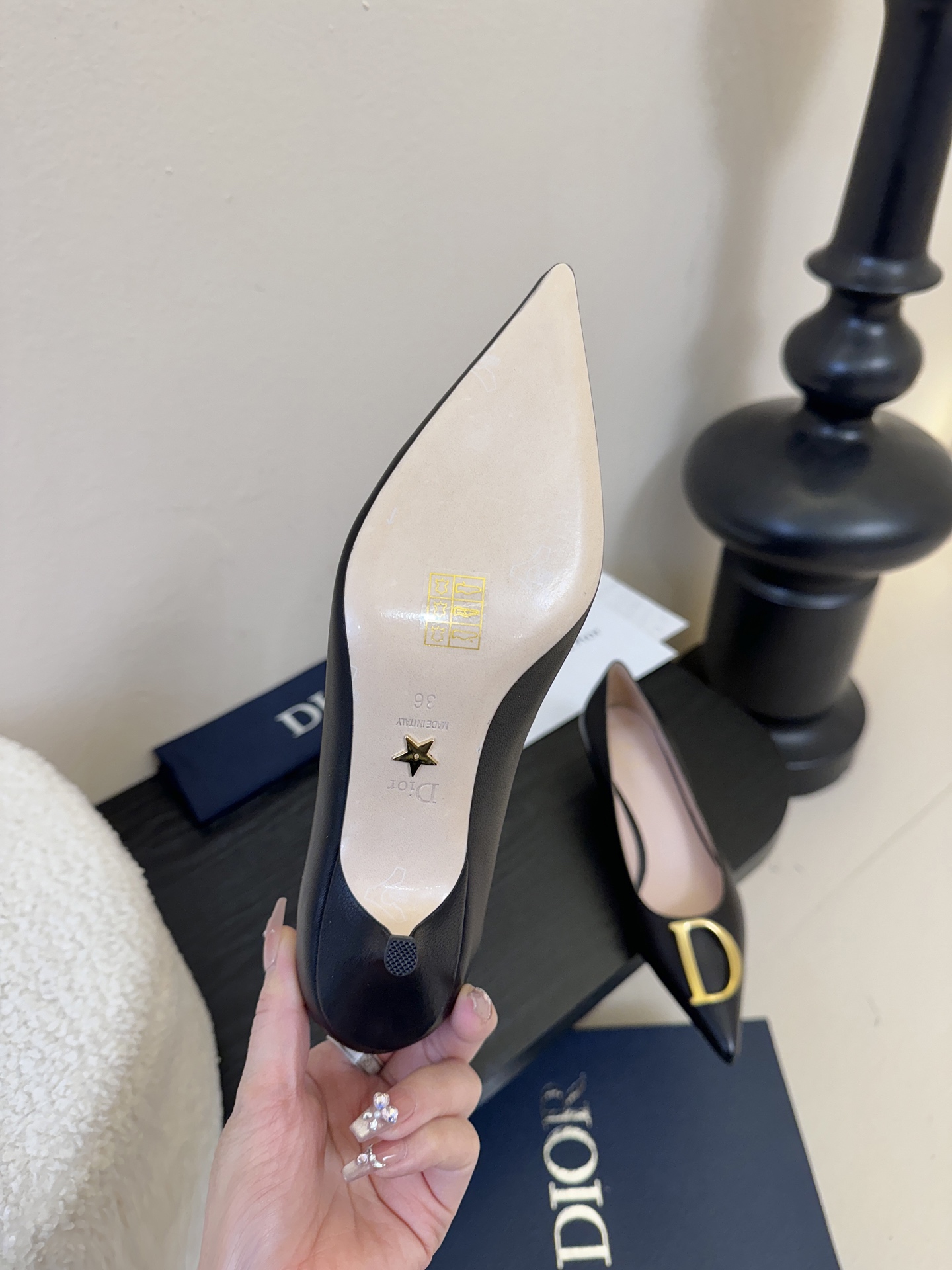 Dior/迪奥25WF新品CD金属扣尖头 高跟鞋单鞋这款鞋以利落廓形重塑女性力量美学鞋跟高度拿捏得宜 既