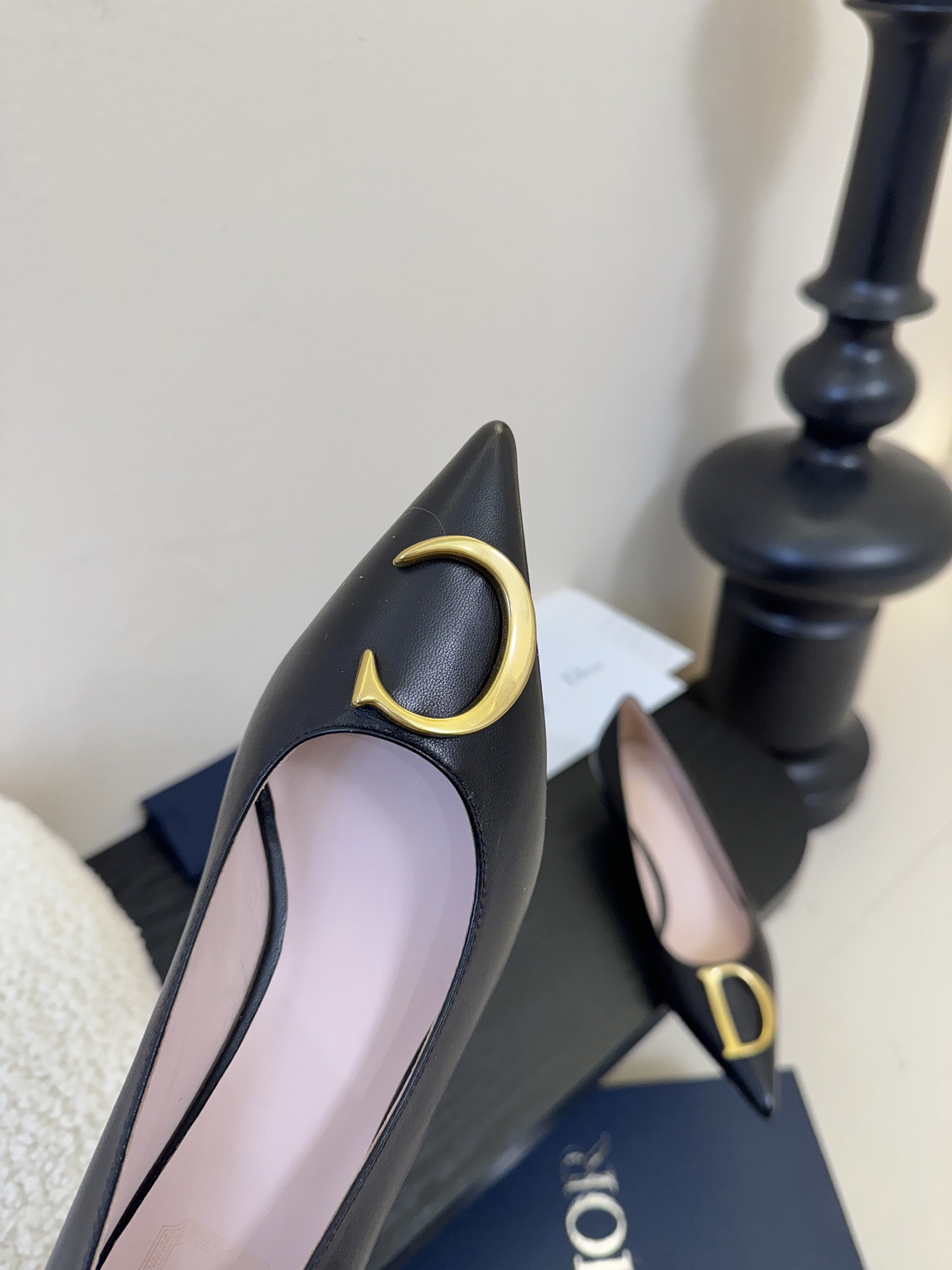 Dior/迪奥25WF新品CD金属扣尖头 高跟鞋单鞋这款鞋以利落廓形重塑女性力量美学鞋跟高度拿捏得宜 既