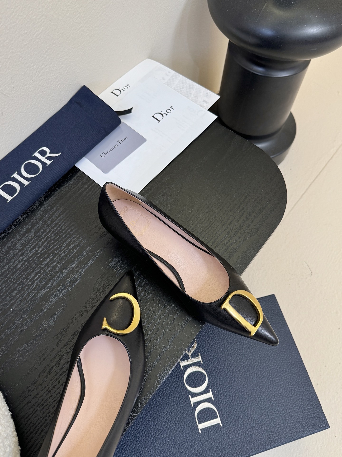Dior/迪奥25WF新品CD金属扣尖头 高跟鞋单鞋这款鞋以利落廓形重塑女性力量美学鞋跟高度拿捏得宜 既