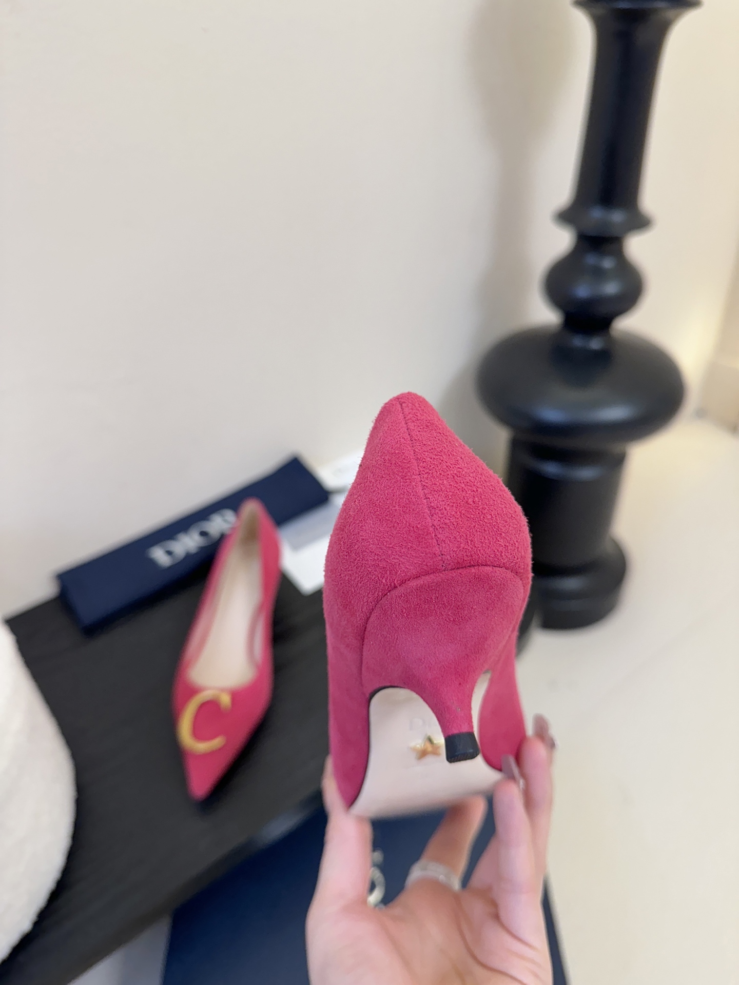 Dior/迪奥25WF新品CD金属扣尖头 高跟鞋单鞋这款鞋以利落廓形重塑女性力量美学鞋跟高度拿捏得宜 既