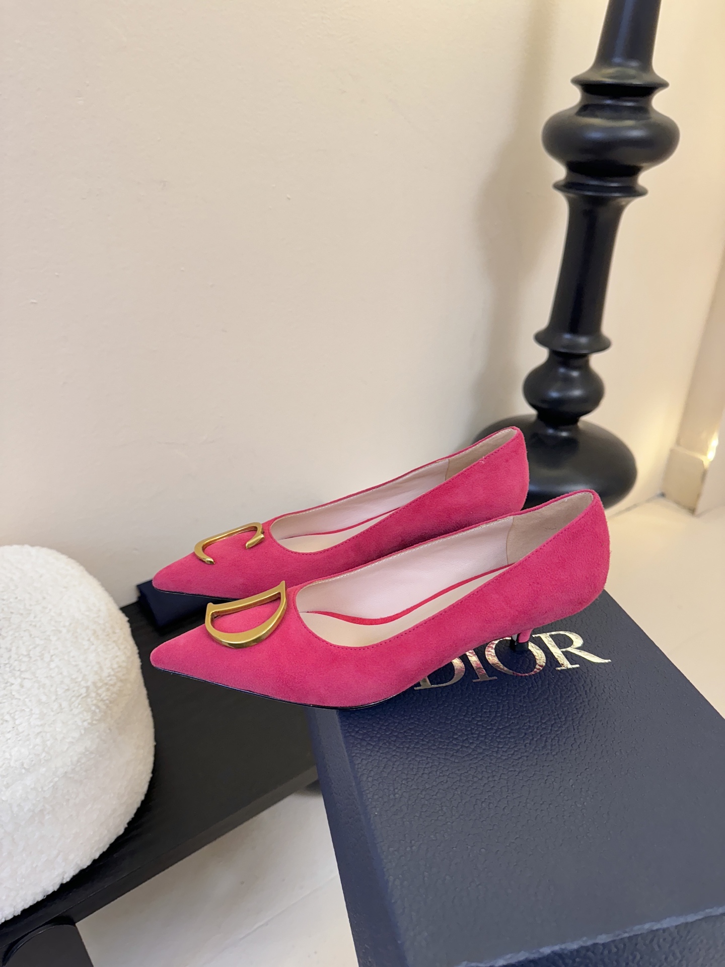 Dior/迪奥25WF新品CD金属扣尖头 高跟鞋单鞋这款鞋以利落廓形重塑女性力量美学鞋跟高度拿捏得宜 既