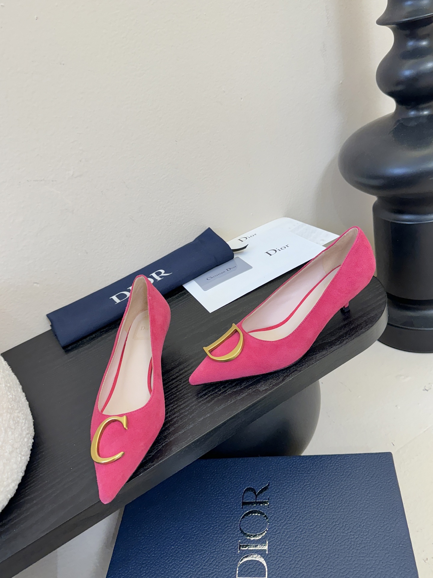 Dior/迪奥25WF新品CD金属扣尖头 高跟鞋单鞋这款鞋以利落廓形重塑女性力量美学鞋跟高度拿捏得宜 既