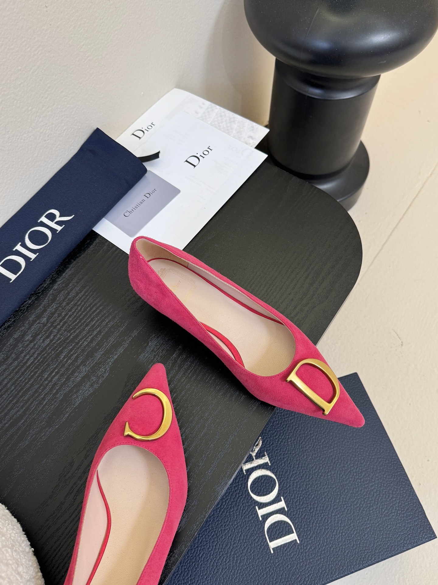 Dior/迪奥25WF新品CD金属扣尖头 高跟鞋单鞋这款鞋以利落廓形重塑女性力量美学鞋跟高度拿捏得宜 既