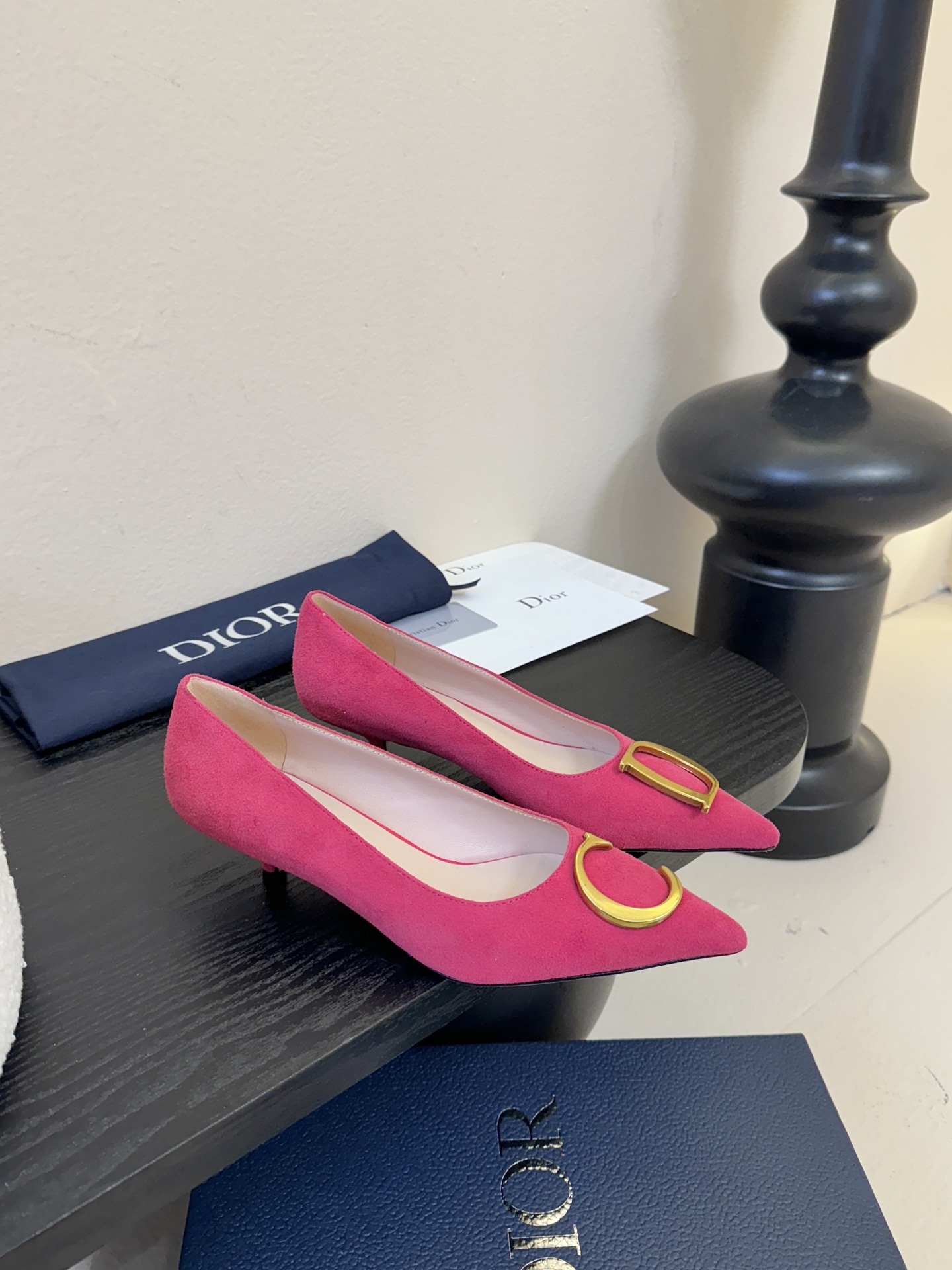 Dior/迪奥25WF新品CD金属扣尖头 高跟鞋单鞋这款鞋以利落廓形重塑女性力量美学鞋跟高度拿捏得宜 既