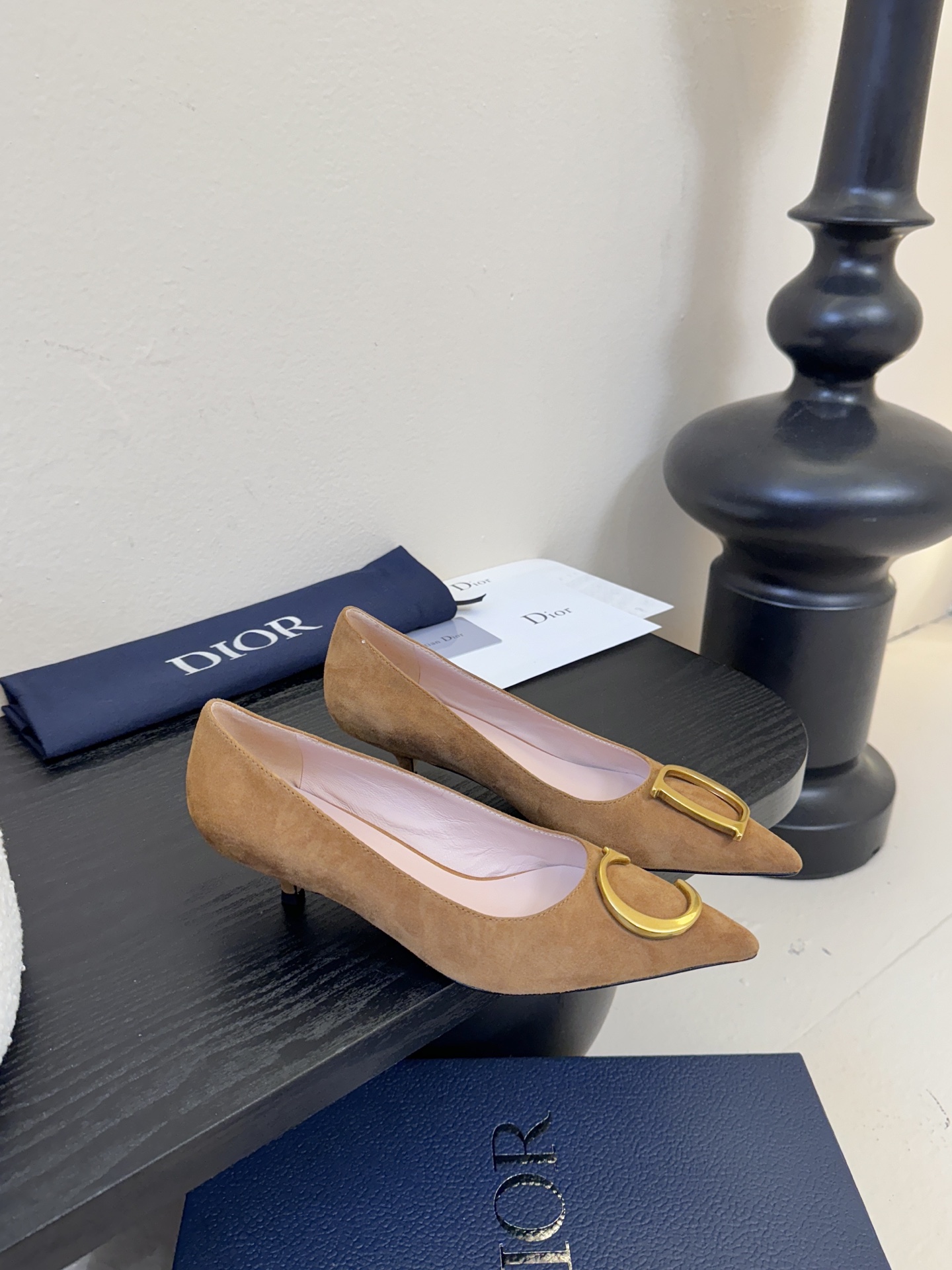 Dior/迪奥25WF新品CD金属扣尖头 高跟鞋单鞋这款鞋以利落廓形重塑女性力量美学鞋跟高度拿捏得宜 既