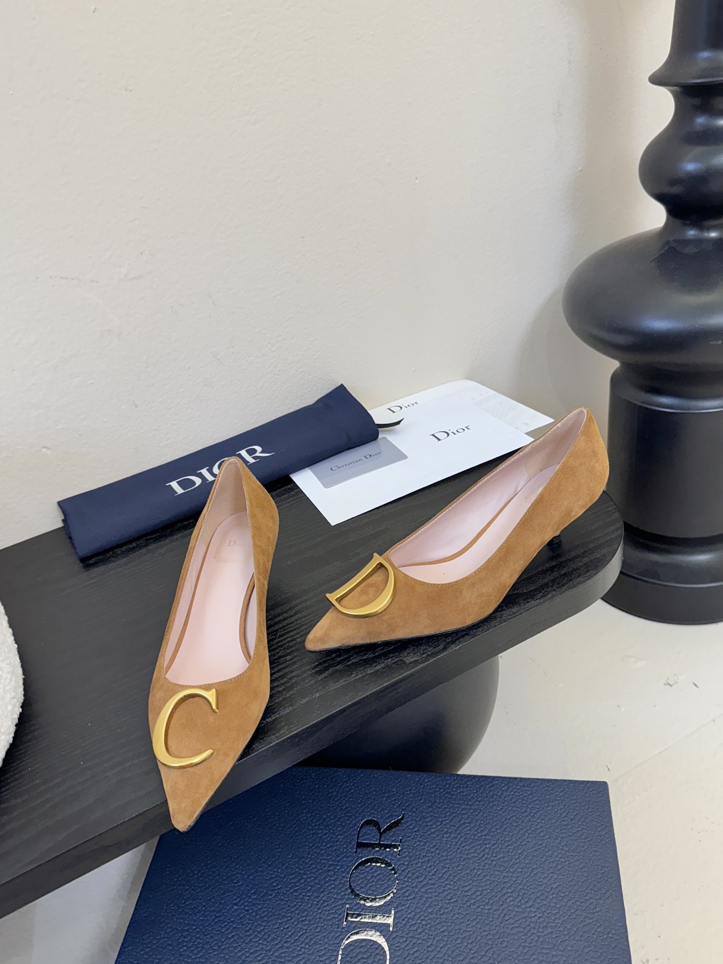 Dior/迪奥25WF新品CD金属扣尖头 高跟鞋单鞋这款鞋以利落廓形重塑女性力量美学鞋跟高度拿捏得宜 既