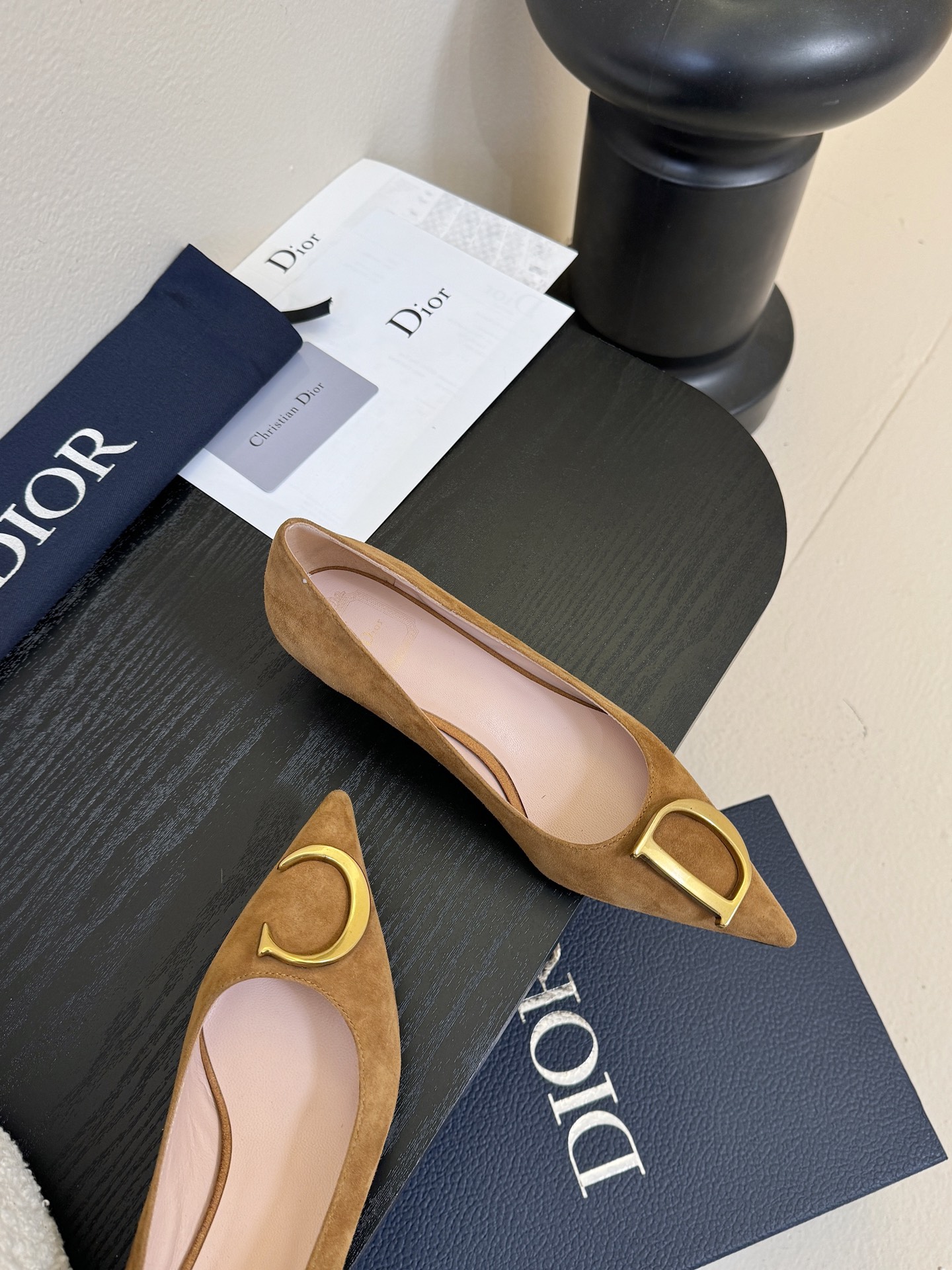 Dior/迪奥25WF新品CD金属扣尖头 高跟鞋单鞋这款鞋以利落廓形重塑女性力量美学鞋跟高度拿捏得宜 既