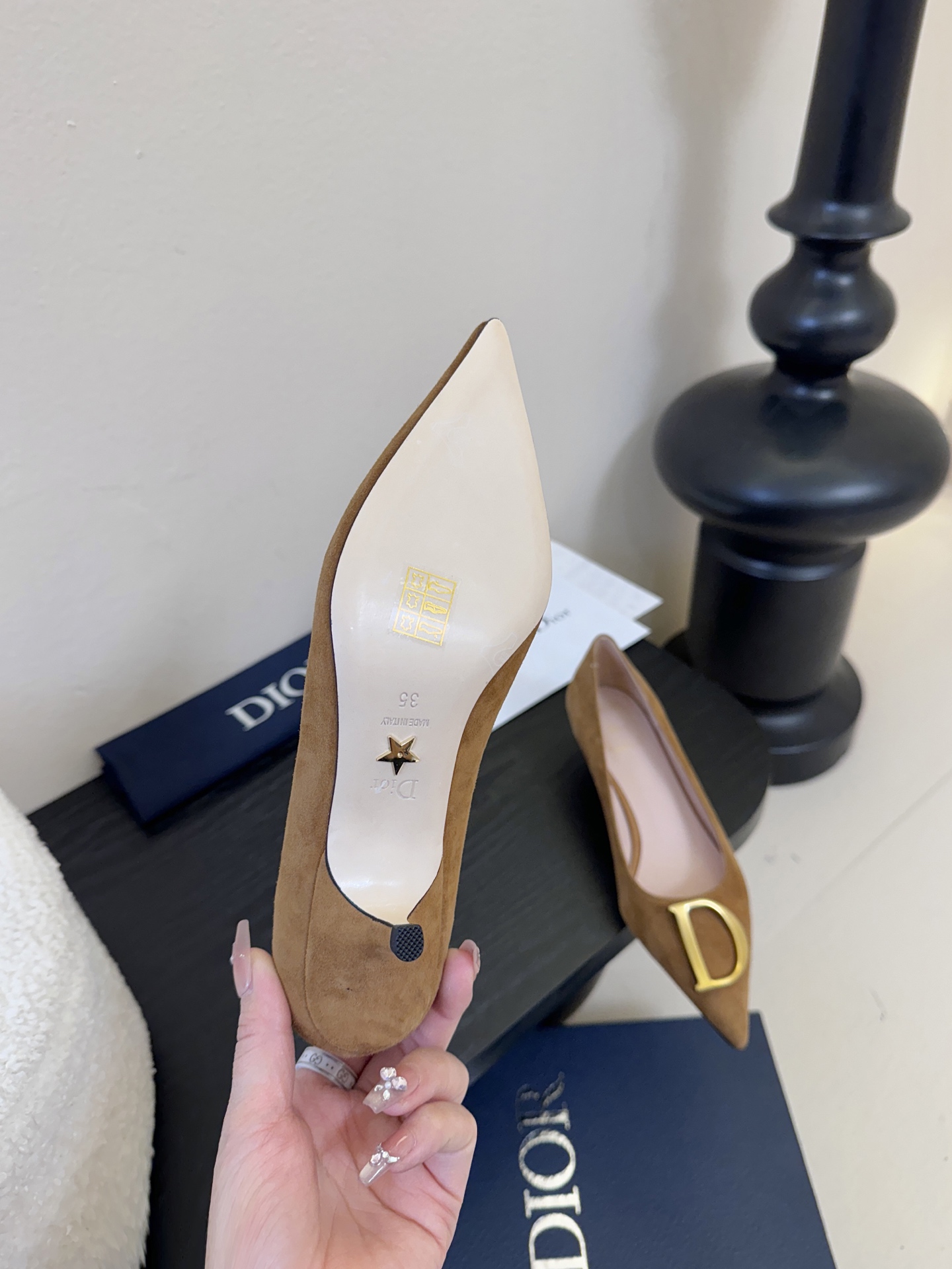 Dior/迪奥25WF新品CD金属扣尖头 高跟鞋单鞋这款鞋以利落廓形重塑女性力量美学鞋跟高度拿捏得宜 既