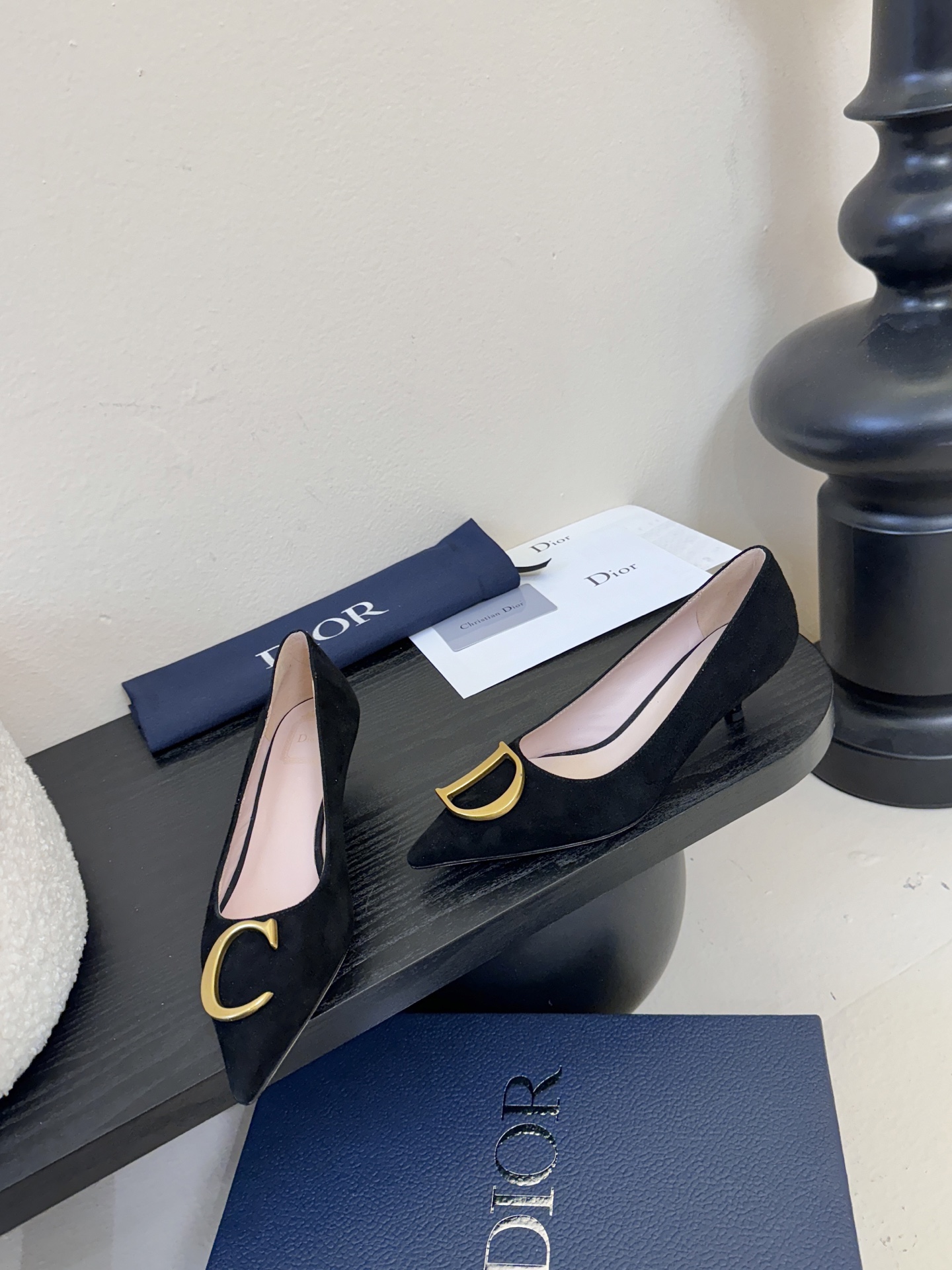 Dior/迪奥25WF新品CD金属扣尖头 高跟鞋单鞋这款鞋以利落廓形重塑女性力量美学鞋跟高度拿捏得宜 既