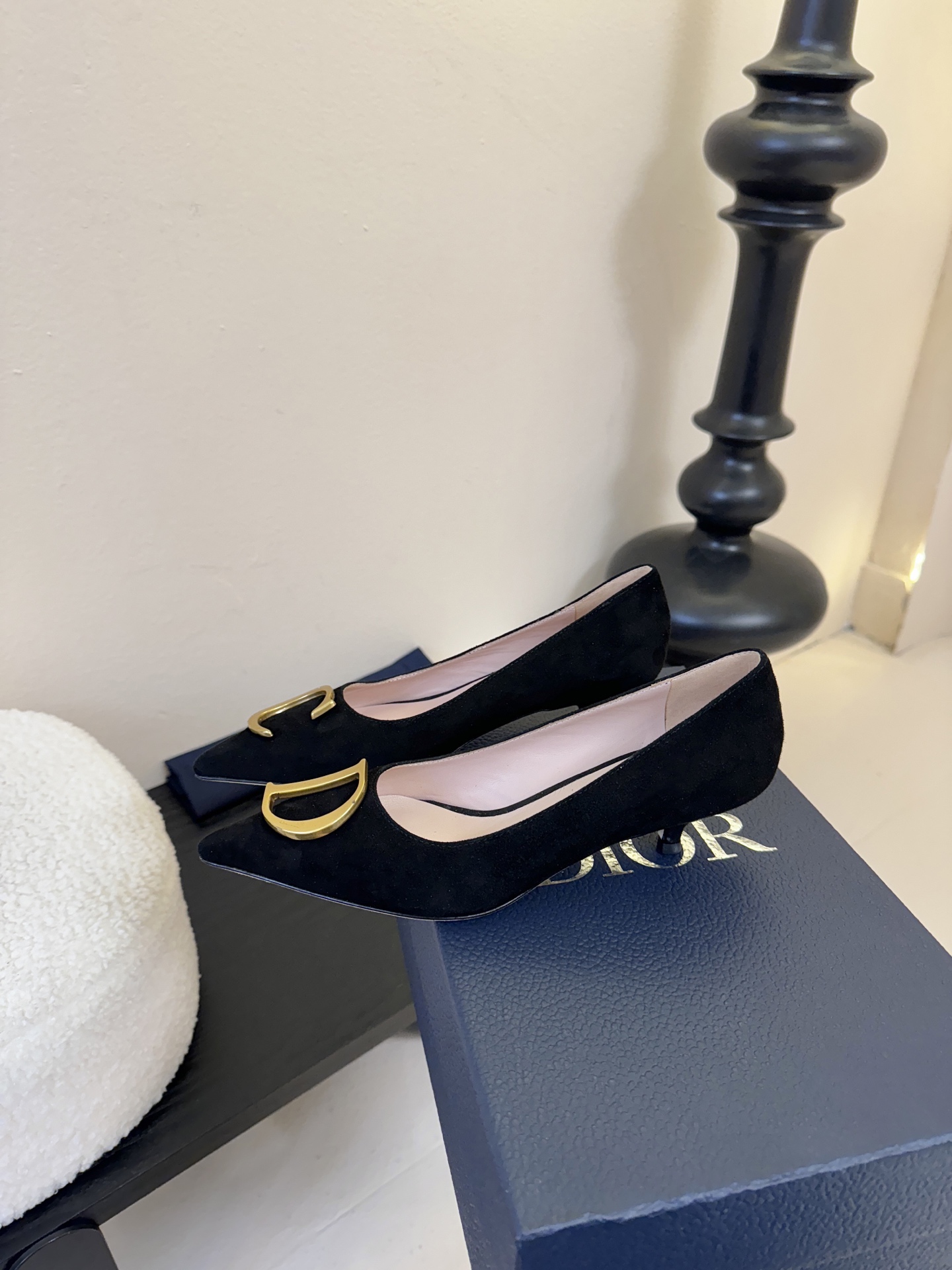 Dior/迪奥25WF新品CD金属扣尖头 高跟鞋单鞋这款鞋以利落廓形重塑女性力量美学鞋跟高度拿捏得宜 既