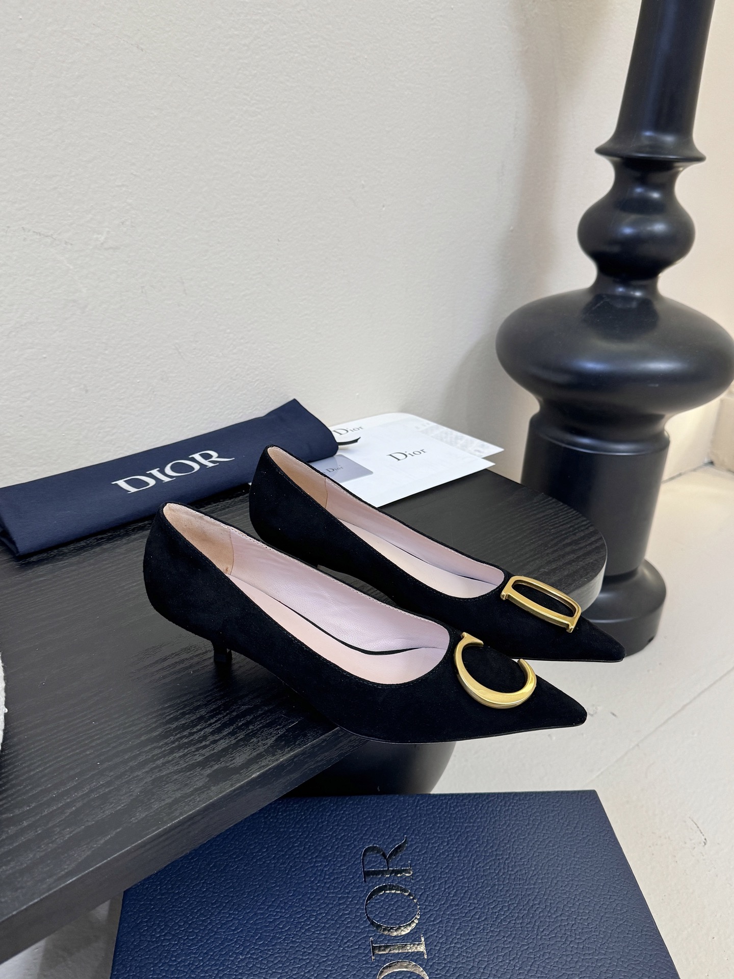 Dior/迪奥25WF新品CD金属扣尖头 高跟鞋单鞋这款鞋以利落廓形重塑女性力量美学鞋跟高度拿捏得宜 既