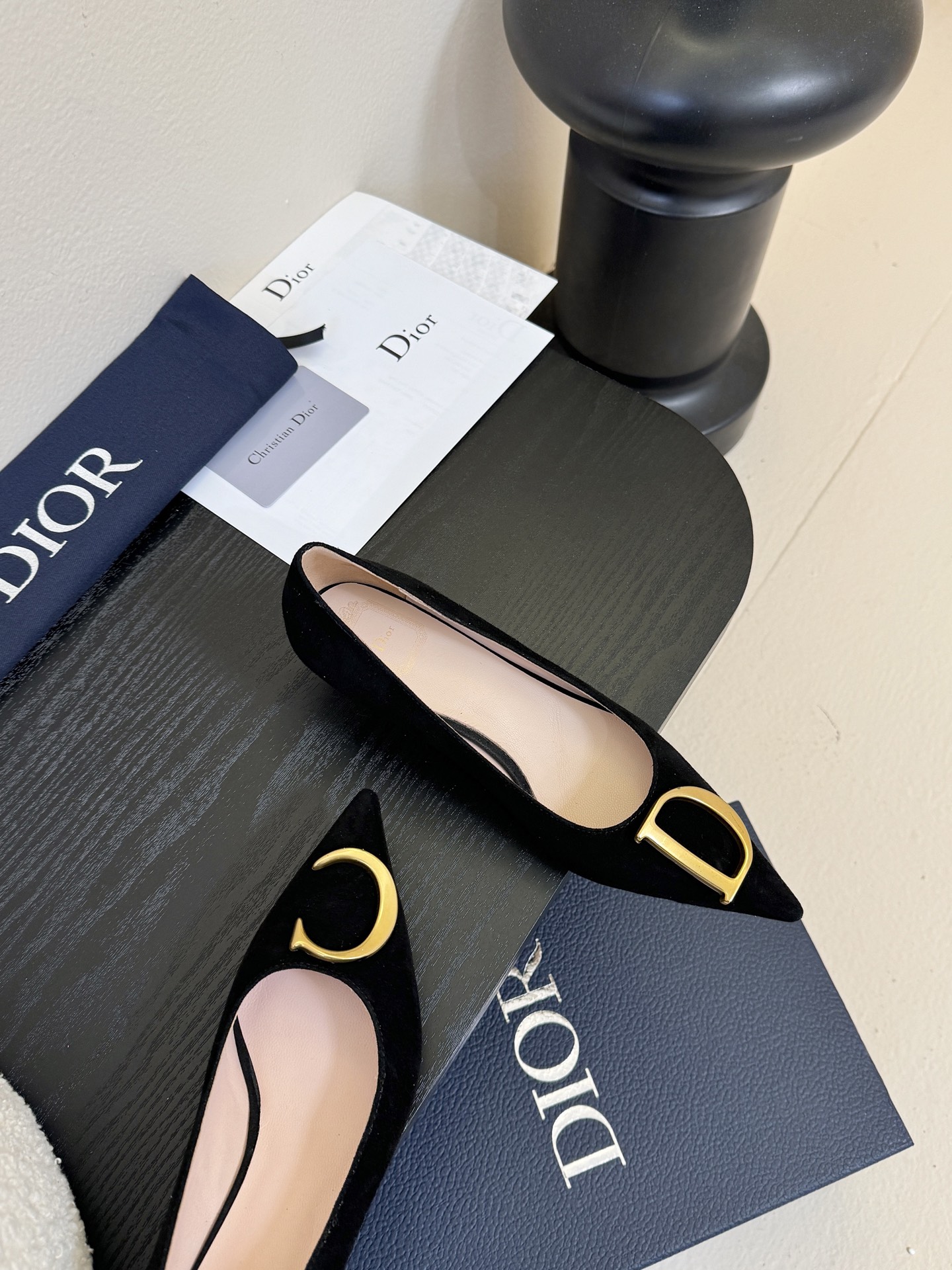 Dior/迪奥25WF新品CD金属扣尖头 高跟鞋单鞋这款鞋以利落廓形重塑女性力量美学鞋跟高度拿捏得宜 既