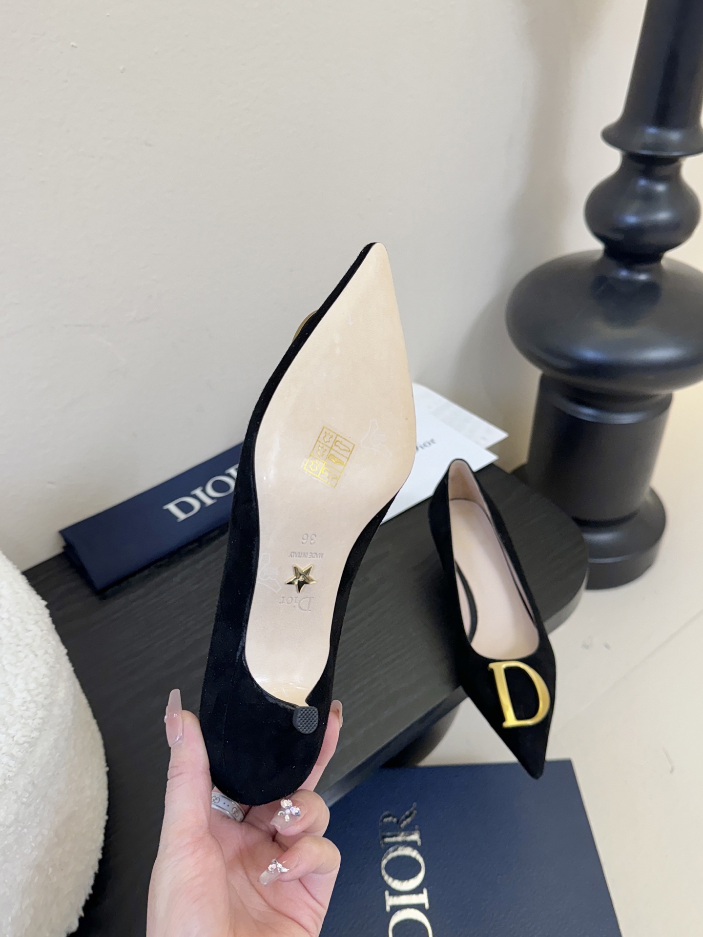 Dior/迪奥25WF新品CD金属扣尖头 高跟鞋单鞋这款鞋以利落廓形重塑女性力量美学鞋跟高度拿捏得宜 既