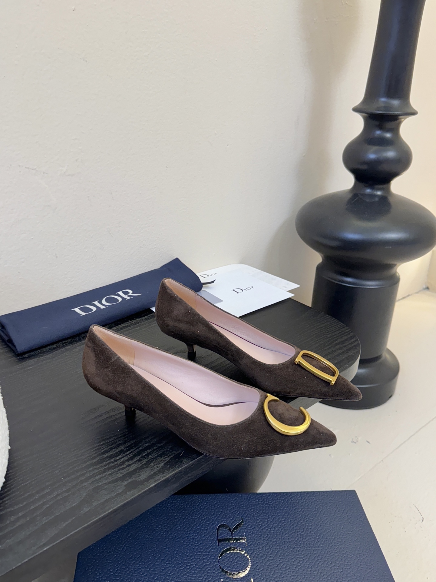 Dior/迪奥25WF新品CD金属扣尖头 高跟鞋单鞋这款鞋以利落廓形重塑女性力量美学鞋跟高度拿捏得宜 既