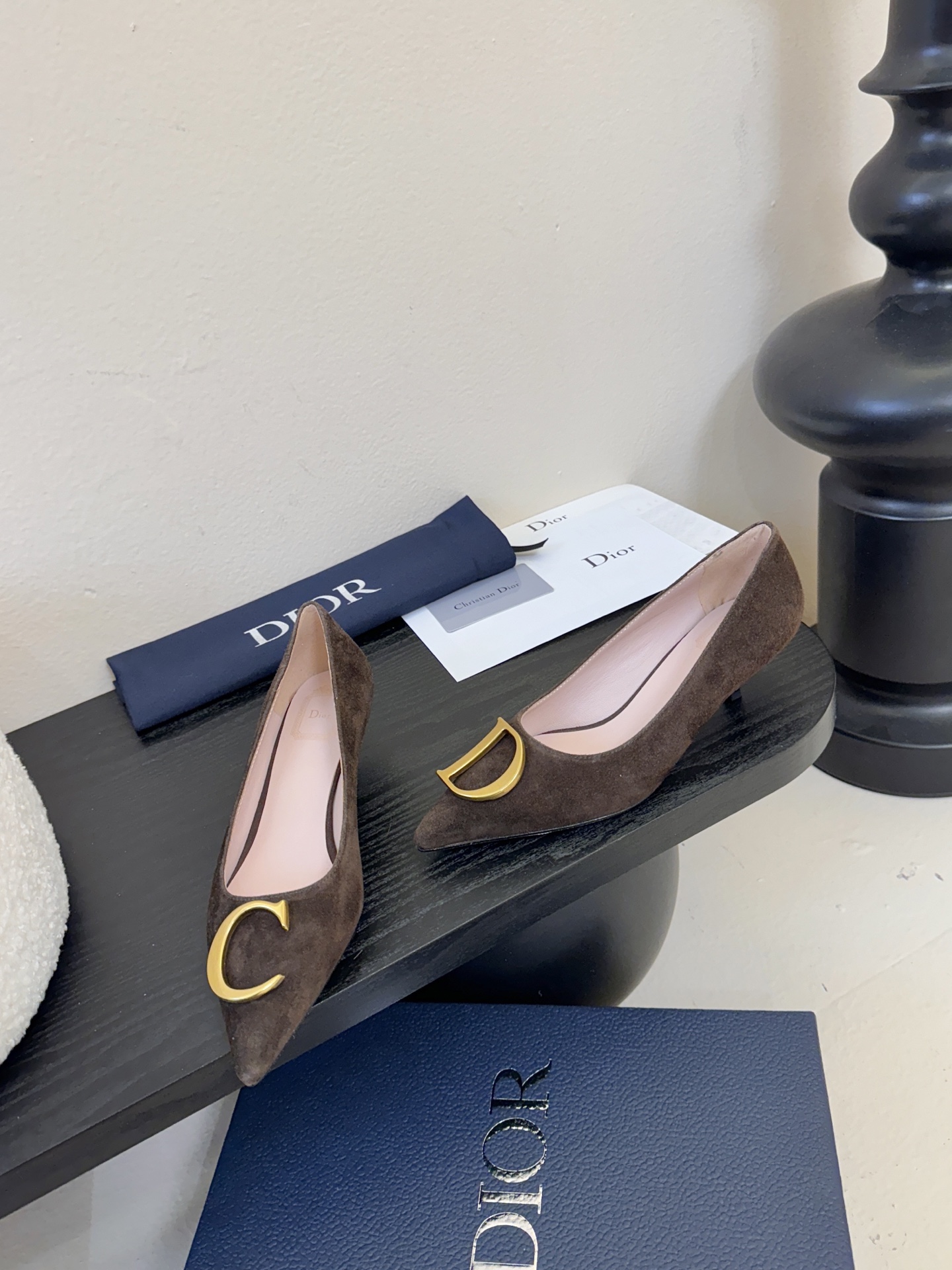 Dior/迪奥25WF新品CD金属扣尖头 高跟鞋单鞋这款鞋以利落廓形重塑女性力量美学鞋跟高度拿捏得宜 既