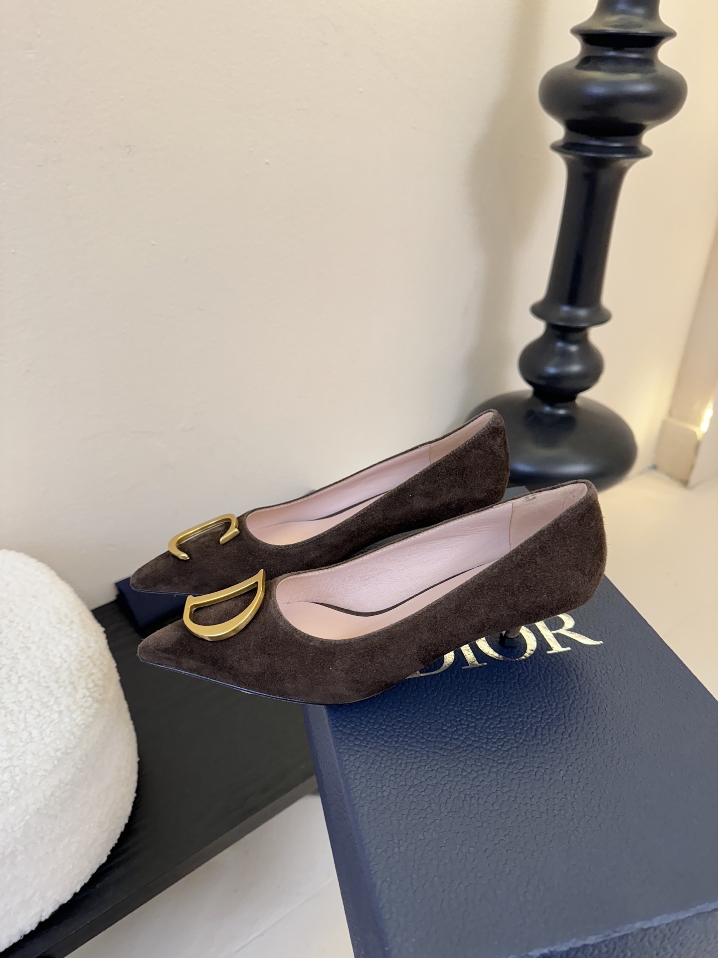 Dior/迪奥25WF新品CD金属扣尖头 高跟鞋单鞋这款鞋以利落廓形重塑女性力量美学鞋跟高度拿捏得宜 既