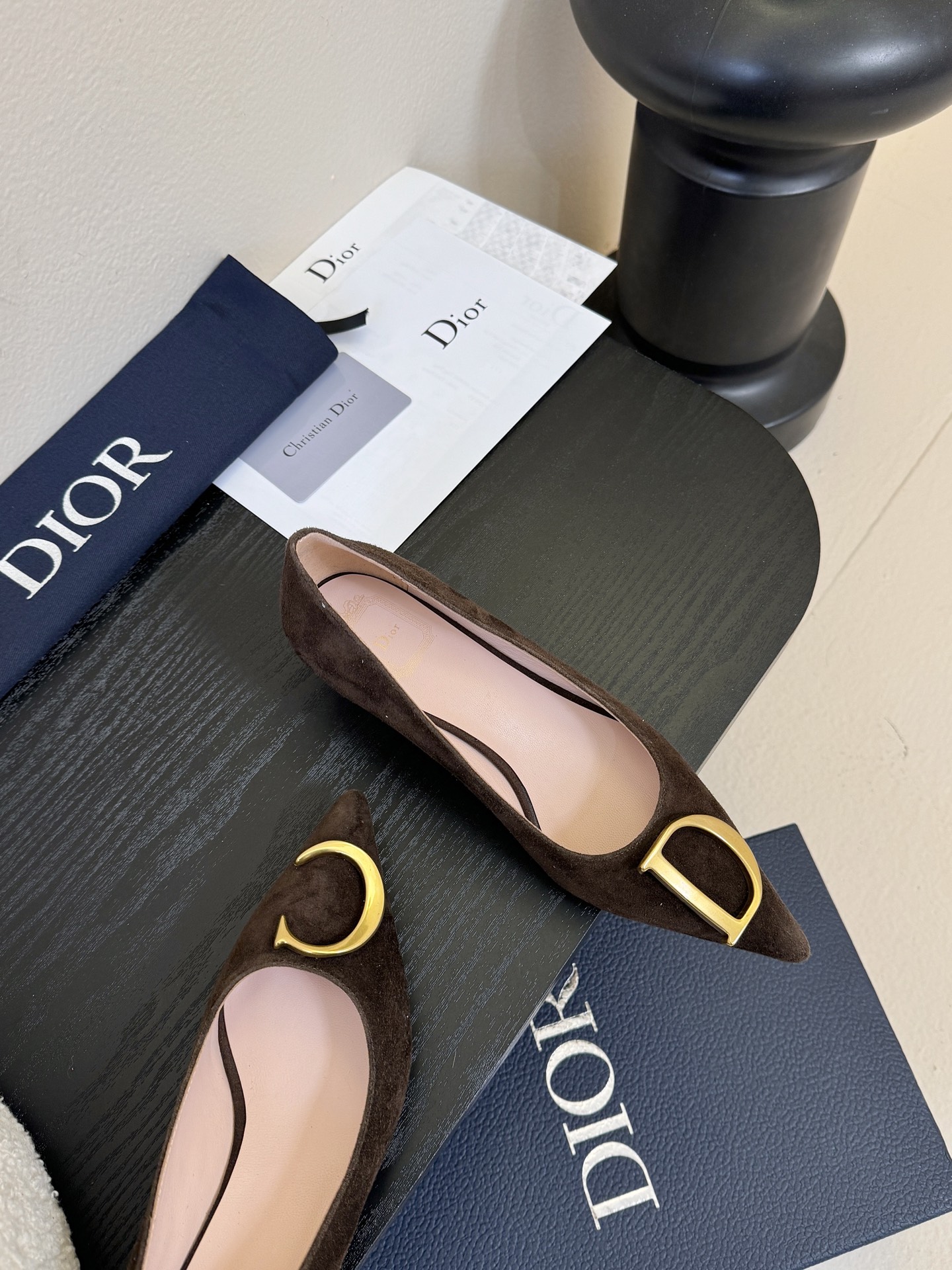 Dior/迪奥25WF新品CD金属扣尖头 高跟鞋单鞋这款鞋以利落廓形重塑女性力量美学鞋跟高度拿捏得宜 既