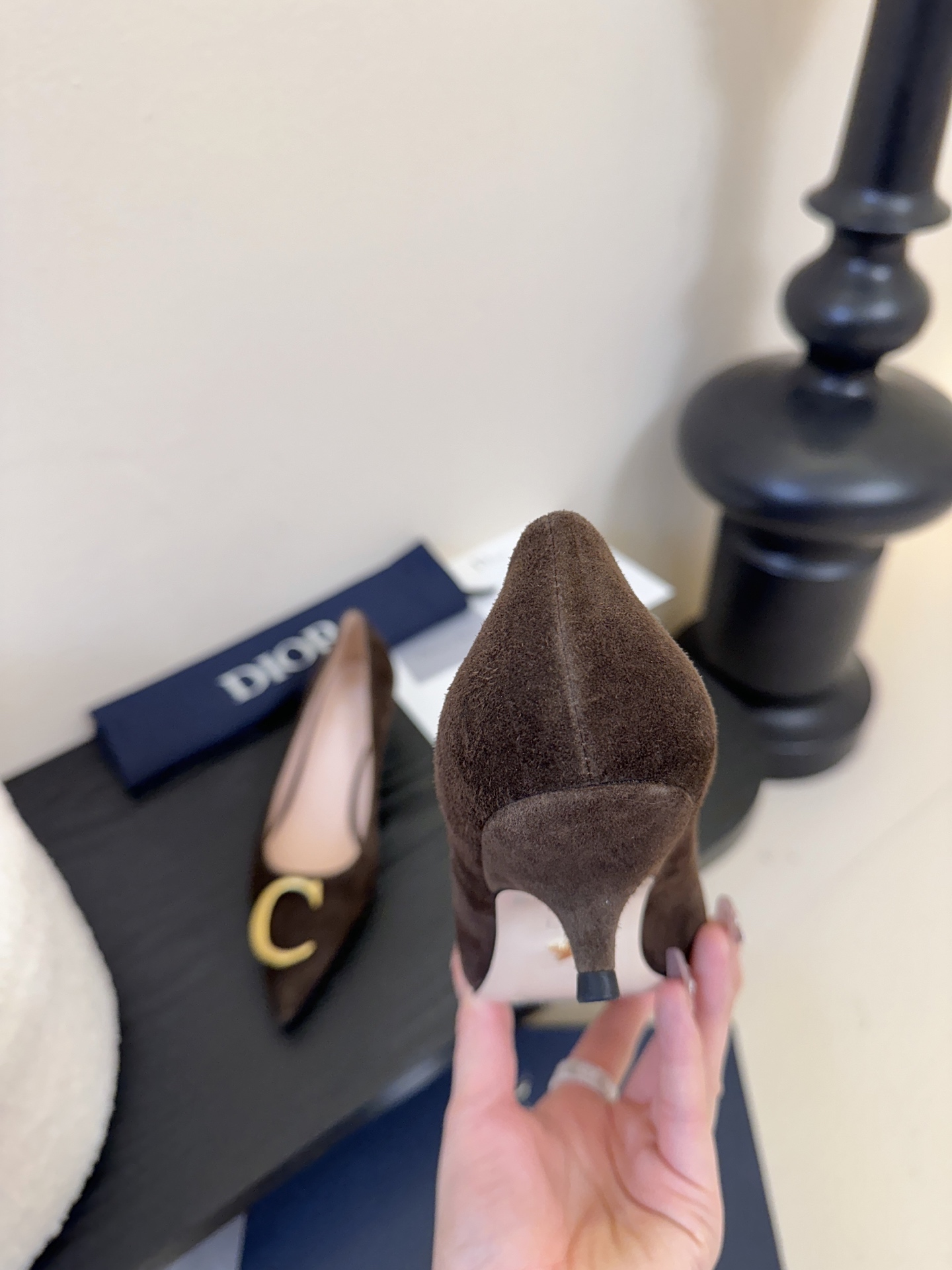 Dior/迪奥25WF新品CD金属扣尖头 高跟鞋单鞋这款鞋以利落廓形重塑女性力量美学鞋跟高度拿捏得宜 既