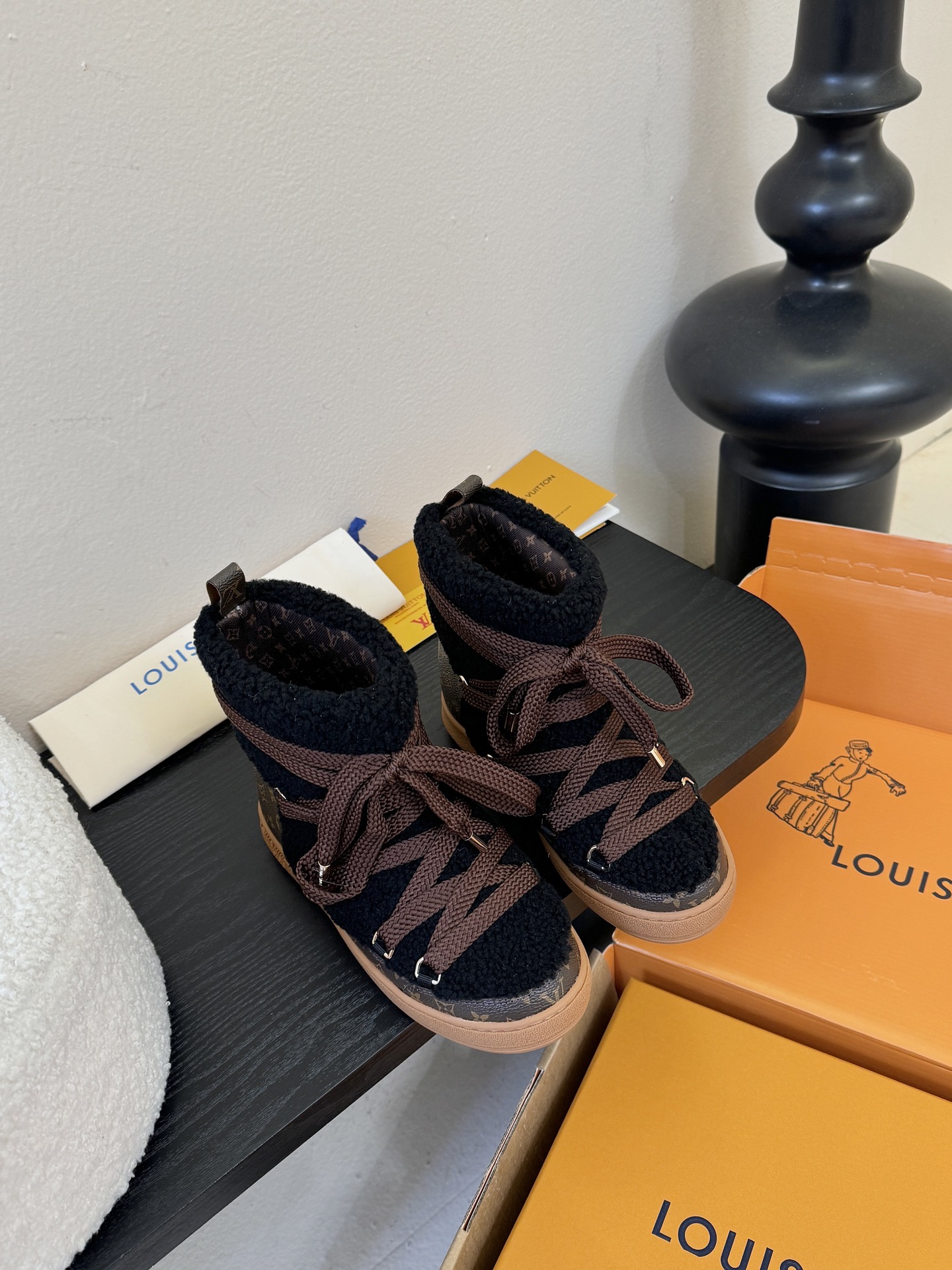 NO:629037,Louis Vuitto Louis Vuitton LV Donkey Brand L Archlight Classic Skate Sports and Casual Dad Shoes Your LV Outfits Today Share Louis Vuitton Presbyopia Thick-soled Chelsea Boots Original purchase and development Make goods Original purchase and development Make goods This LV Archlight sneaker is made from cow leather and is cut into interesting configurations. The double shoelaces are embellished with Louis Vuitton logo beads. The wide tongue and wavy outsole establish recognition, both are decorated with LV Circle  Logo Fabric: Wool Original lining Customized lining Original molded sole Size: Women's 35-40 (40.41 customization is non-refundable and non-exchangeable), snow boots, louis vuitton, louis vuitton, louis vuitton, louis vuitton, louis vuitton, boots, sneakers, cowhide19860909Louis Vuitto路易斯威登LV驴牌L家Archlight经典Skate运动休闲老爹鞋 你的LV穿搭今日分享 Louis Vuitton 老花厚底切尔西短靴 原版购入开发 做货 原版购入开发 做货 本款 LV Archlight 运动鞋出自 以牛皮革裁成妙趣构型.双鞋带点缀路易威登标识串珠.宽大鞋舌和波浪形外底树立辨识度,二者均饰有 LV Circle 标识 面料:羊毛 内里原版定制内里 鞋底原版开模正版 Size:女款35-40（40.41定制不退不换）,雪地靴,louis vuitton,louis vuitton,louis vuitton,louis vuitton,louis vuitton,boots,sneakers,cowhide,Women's Shoes