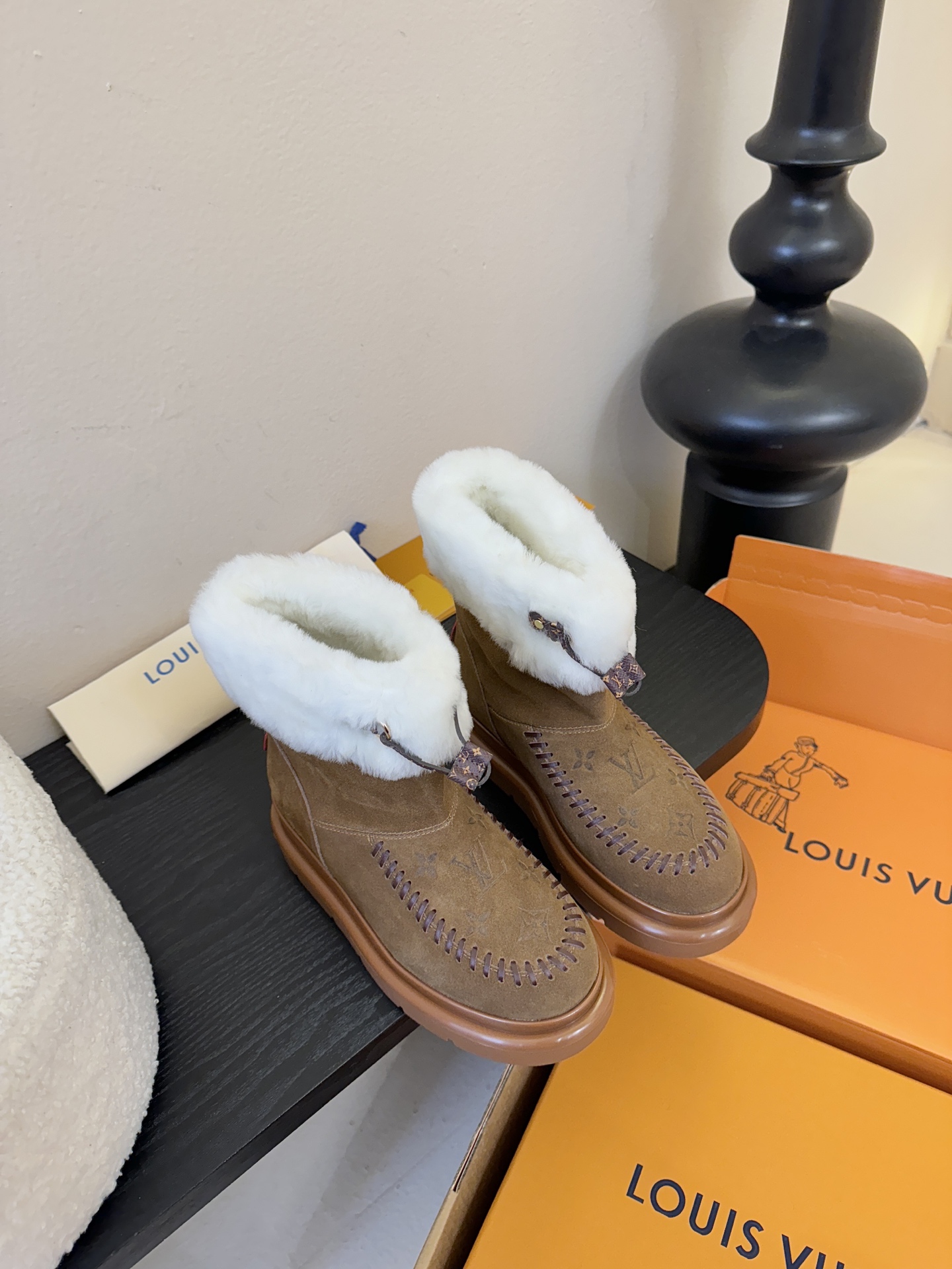 NO:629046,Lv top version Louis Vuitto Louis Vuitton LV donkey brand L family Archlight classic furry series ski series Mary Jane furry single shoes cotton shoes may not be ranked in the future. They are very textured and light and they look good with your eyes closed. I like the khaki color the most ~ I have a small size for the close-fitting base. I haven’t tried it yet and I have to wait for it to arrive. The same thing is the knitted Lei Feng hat. I went there late and didn’t see it at all... Original fabric material Imported wool lining Original sole material  Size 35-42 (40.41.42 customization is non-returnable and non-exchangeable), snow boots, louis vuitton, louis vuitton, louis vuitton, louis vuitton, louis vuitton, boots, mary jane, hats19860909Lv 顶级版本Louis Vuitto路易斯威登LV驴牌L家Archlight经典毛茸茸系列滑雪系列玛丽珍毛毛单鞋棉鞋未来可能也都排不上,很有质感也很轻便闭眼入也都蛮好看卡其色最喜欢～ 贴身打底一个小号没试到只能等来货 相同的还有针织雷锋帽 去得晚完全没见到… 面料原版材质 内里进口羊毛 鞋底原版材质 尺码35-42（40.41.42定制不退不换）,雪地靴,louis vuitton,louis vuitton,louis vuitton,louis vuitton,louis vuitton,boots,mary jane,hats,Women's Shoes