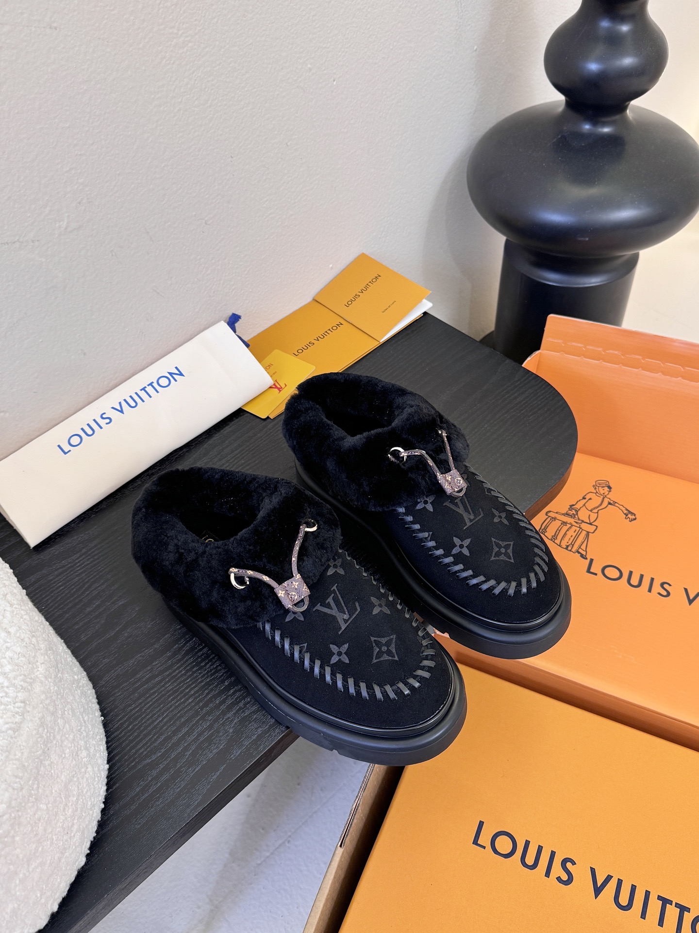 NO:629029,Lv top version Louis Vuitto Louis Vuitton LV donkey brand L family Archlight classic furry series ski series Mary Jane furry single shoes cotton shoes may not be ranked in the future. They are very textured and light and they look good with your eyes closed. I like the khaki color the most ~ I have a small size for the close-fitting base. I haven’t tried it yet and I have to wait for it to arrive. The same thing is the knitted Lei Feng hat. I went there late and didn’t see it at all... Original fabric material Imported wool lining Original sole material  Sizes 35-42 (40.41.42 customized, non-refundable and non-exchangeable), half-shoes, louis vuitton, louis vuitton, louis vuitton, louis vuitton, louis vuitton, mary jane, hats19860909Lv 顶级版本Louis Vuitto路易斯威登LV驴牌L家Archlight经典毛茸茸系列滑雪系列玛丽珍毛毛单鞋棉鞋未来可能也都排不上,很有质感也很轻便闭眼入也都蛮好看卡其色最喜欢～ 贴身打底一个小号没试到只能等来货 相同的还有针织雷锋帽 去得晚完全没见到… 面料原版材质 内里进口羊毛 鞋底原版材质 尺码35-42（40.41.42定制不退不换）,半拖毛毛鞋,louis vuitton,louis vuitton,louis vuitton,louis vuitton,louis vuitton,mary jane,hats,Women's Shoes