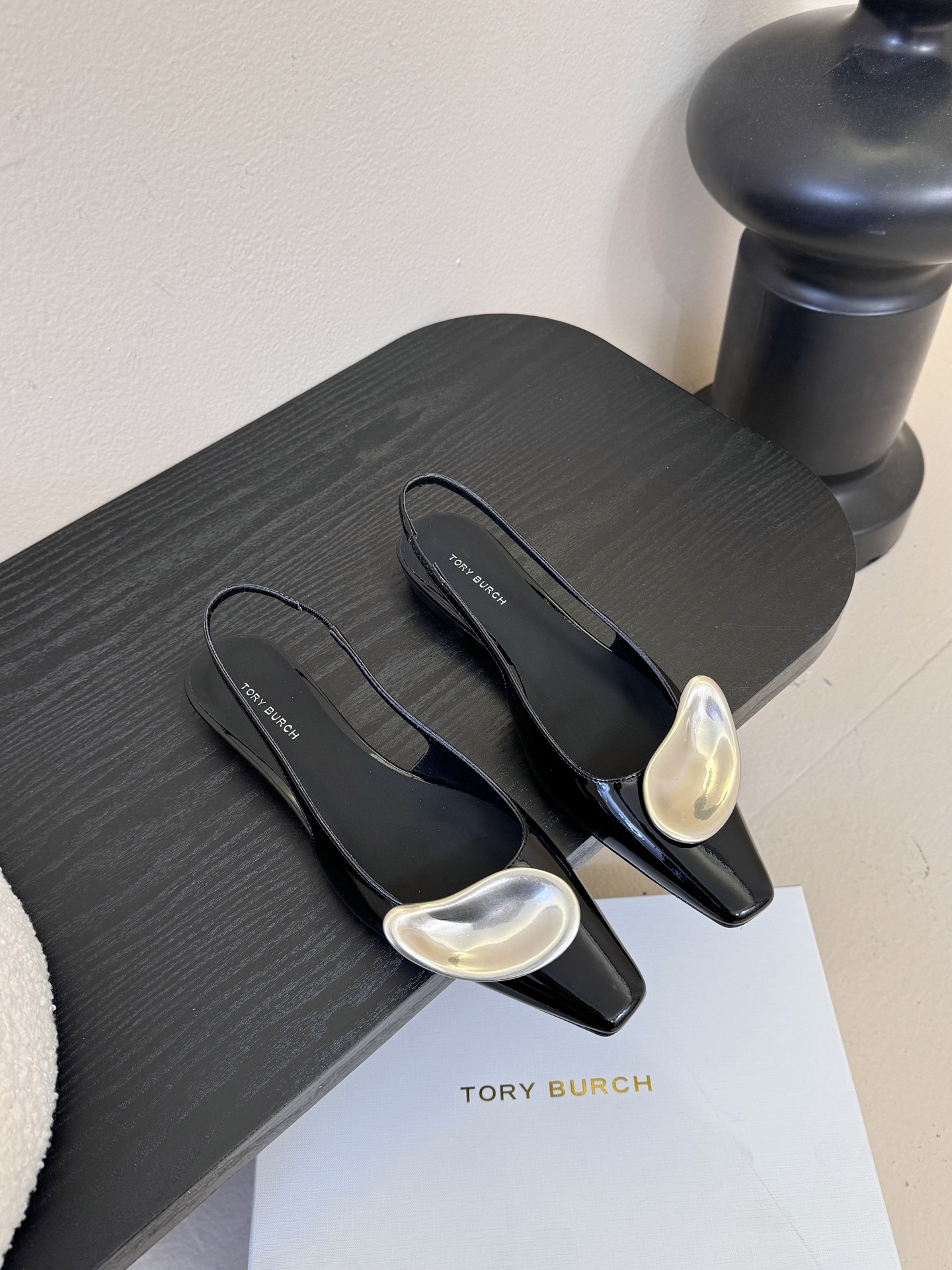 NO:629078,tory burch 26ss spring and summer hollow back patent leather sandals, paired with classic hollow back sandals, simple and versatile!  Sisters must catch this train to synchronize the two official colors. Elegant Juezi new product 2026 tory burch low-heeled sandals. Pair with suit pants or knitted skirts. Perfectly echo the autumn atmosphere. Continue the classic shallow-mouth single shoe shape. Retro square toe. More friendly to foot width. Designed with a single instep strap, the feet will appear very slim. The metal buckle is adjustable and easy to put on and take off~ The upper is made of imported patent leather. The texture is soft, delicate and skin-friendly, and you will not feel stiff when walking.  Very comfortable. The insoles are made of sheepskin + the lining are all official. The outsole is Italian genuine leather. The material has good wear resistance and durability. It is light and comfortable on the feet. It is suitable for various commuting scenes. Size35-40 (40 orders are not returned or exchanged), sandals, burberry, sandals, skirts, business suits, sheepskin19860909tory burch 26ss春夏后空当头漆皮凉鞋 搭配经典后空凉鞋 简单百搭！ 姐妹们一定要赶上这趟车同步官方两个颜色 优雅绝绝子新品2026 tory burch 低跟凉鞋 搭配西装裤或针织裙 完美呼应秋日氛围 延续经典浅口单鞋造型 复古方形鞋头 对于脚宽更加友好 搭配单根脚背带设计 会显得脚很纤瘦 金属搭扣是可以调节的 方便穿脱~ 鞋面是进口漆皮材质 质感柔软细腻亲肤 走路也不会板脚 很舒服 鞋垫羊皮+内里都是已官方 大底是意大利真皮 材质 有良好的耐磨耐穿的特性 上脚轻盈舒适 适配各种通勤场景 Size35-40（40订做不退换）,凉鞋,burberry,sandals,skirts,business suit,sheepskin,Women's Shoes