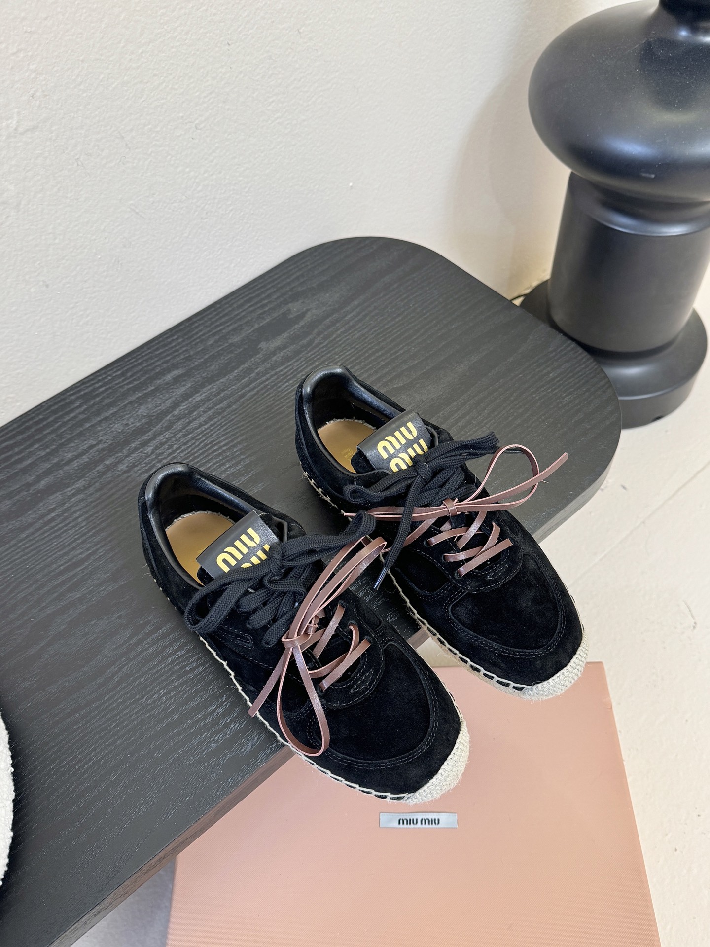 NO:630250,MiuMiu Miu Miu's latest catwalk style hemp rope braided casual shoes, popular among domestic and foreign bloggers, Xiaohongshu grass series, retro and fashionable, very beautiful on the feet. Simple sports sneaker design, highly recognizable tongue, creating a sweet casual style of Buddhist style~~ It is full of casual style on the feet, long skirt, short skirt, shorts, wearing a unique style~~ Imported frosted cowhide upper, sheepskin lining, original open-molded anti-slip outsole  Size 35-40 (40.41 customized, non-refundable and non-exchangeable), casual shoes/sports shoes, miumiu, sneakers, skirts, shorts, cowhide, sheepskin19860909MiuMiu缪缪最新走秀款麻绳编织休闲鞋明星网红种草 国内外博主刷爆的一款 小红书种草系列 复古又时髦上脚美炸了 简约的运动板鞋设计,极具辨识度的鞋舌,打造佛系甜美的休闲风~~上脚气场十足随意搭配,长裙,短裙,短裤,穿出与众不同的风格~~ 鞋面进口磨砂牛皮 内里羊皮内里 原版开模防滑大底 码数35-40(40.41定制不退不换),休闲鞋/运动鞋,miumiu,sneakers,skirts,shorts,cowhide,sheepskin,Women's Shoes