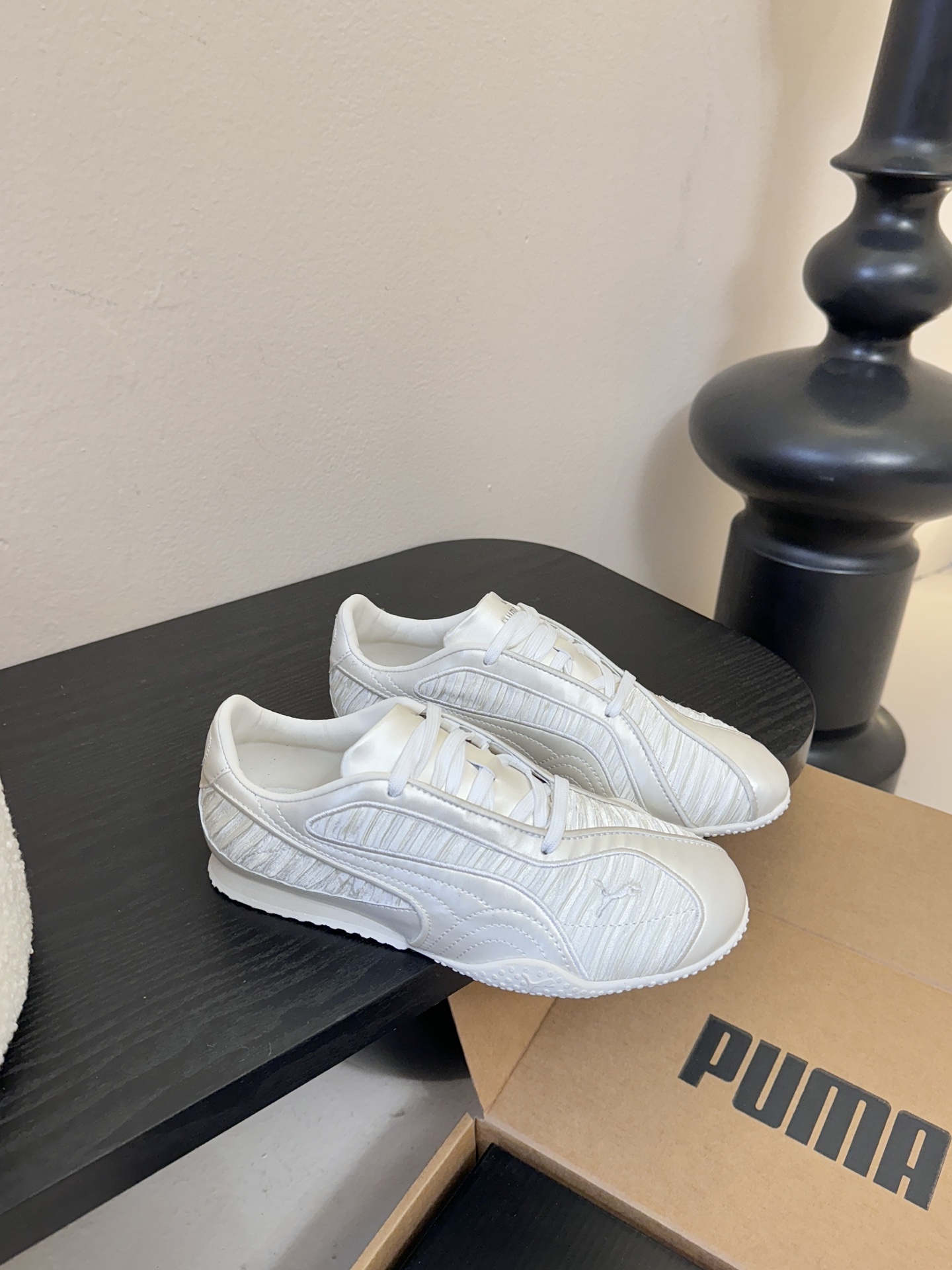 Pum* 25ss 复古褶皱设计运动风休闲鞋走复古足球鞋的设计路线，将经典运动鞋型与现代质感结合，既有复