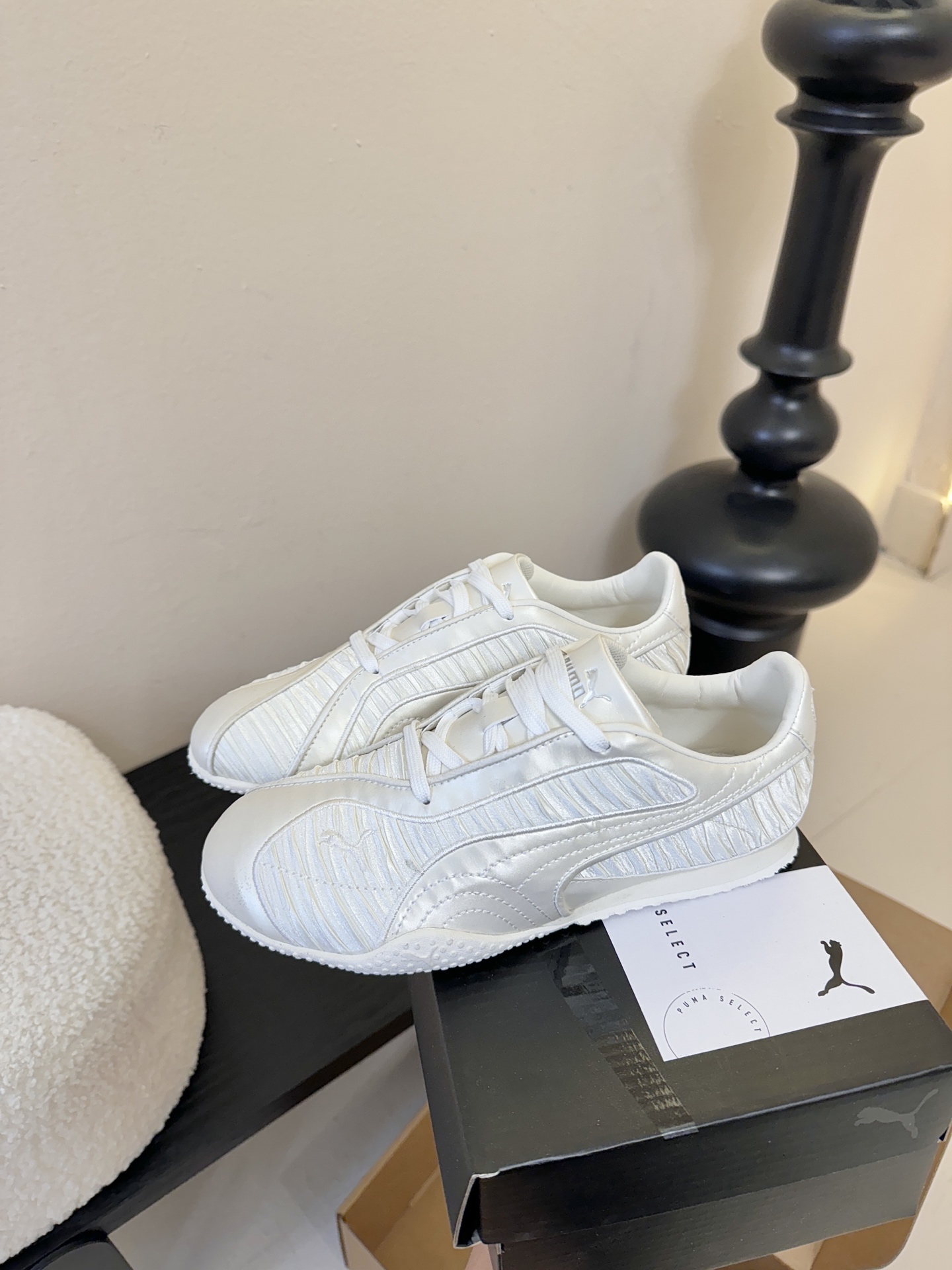 Pum* 25ss 复古褶皱设计运动风休闲鞋走复古足球鞋的设计路线，将经典运动鞋型与现代质感结合，既有复