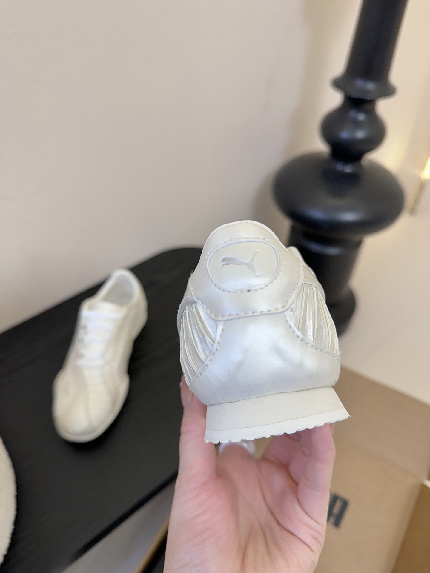 Pum* 25ss 复古褶皱设计运动风休闲鞋走复古足球鞋的设计路线，将经典运动鞋型与现代质感结合，既有复