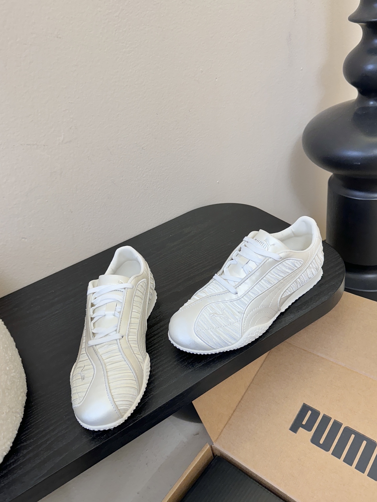 Pum* 25ss 复古褶皱设计运动风休闲鞋走复古足球鞋的设计路线，将经典运动鞋型与现代质感结合，既有复