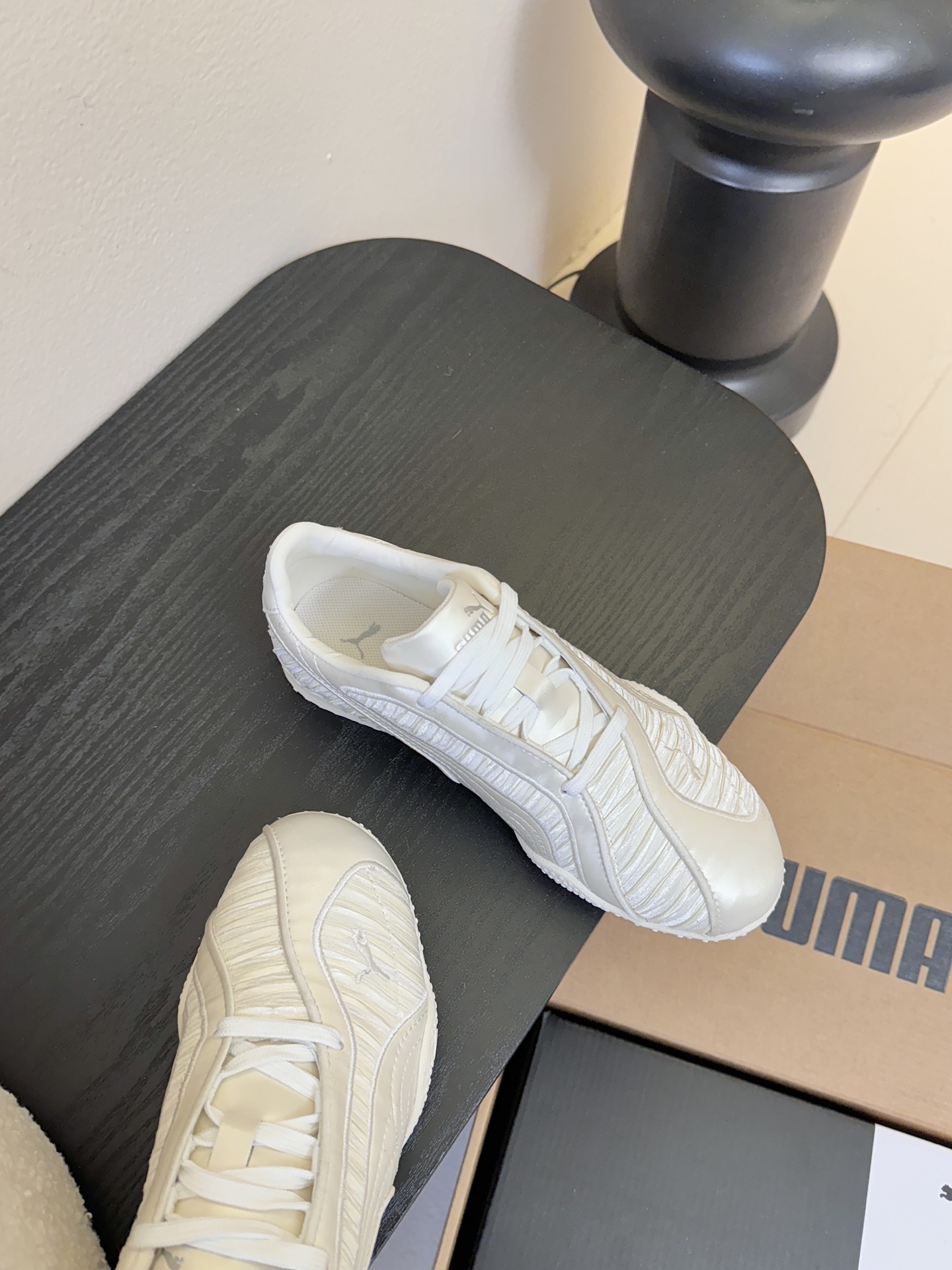 Pum* 25ss 复古褶皱设计运动风休闲鞋走复古足球鞋的设计路线，将经典运动鞋型与现代质感结合，既有复