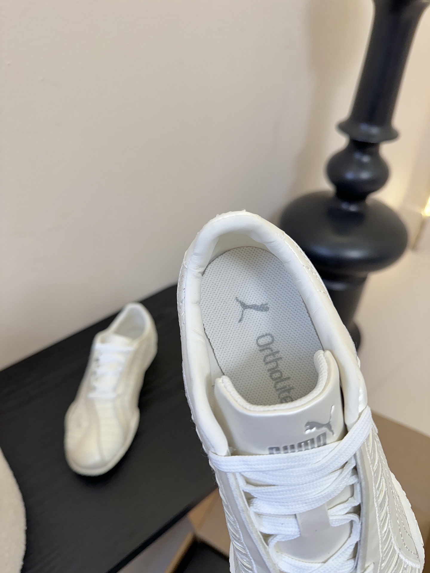 Pum* 25ss 复古褶皱设计运动风休闲鞋走复古足球鞋的设计路线，将经典运动鞋型与现代质感结合，既有复