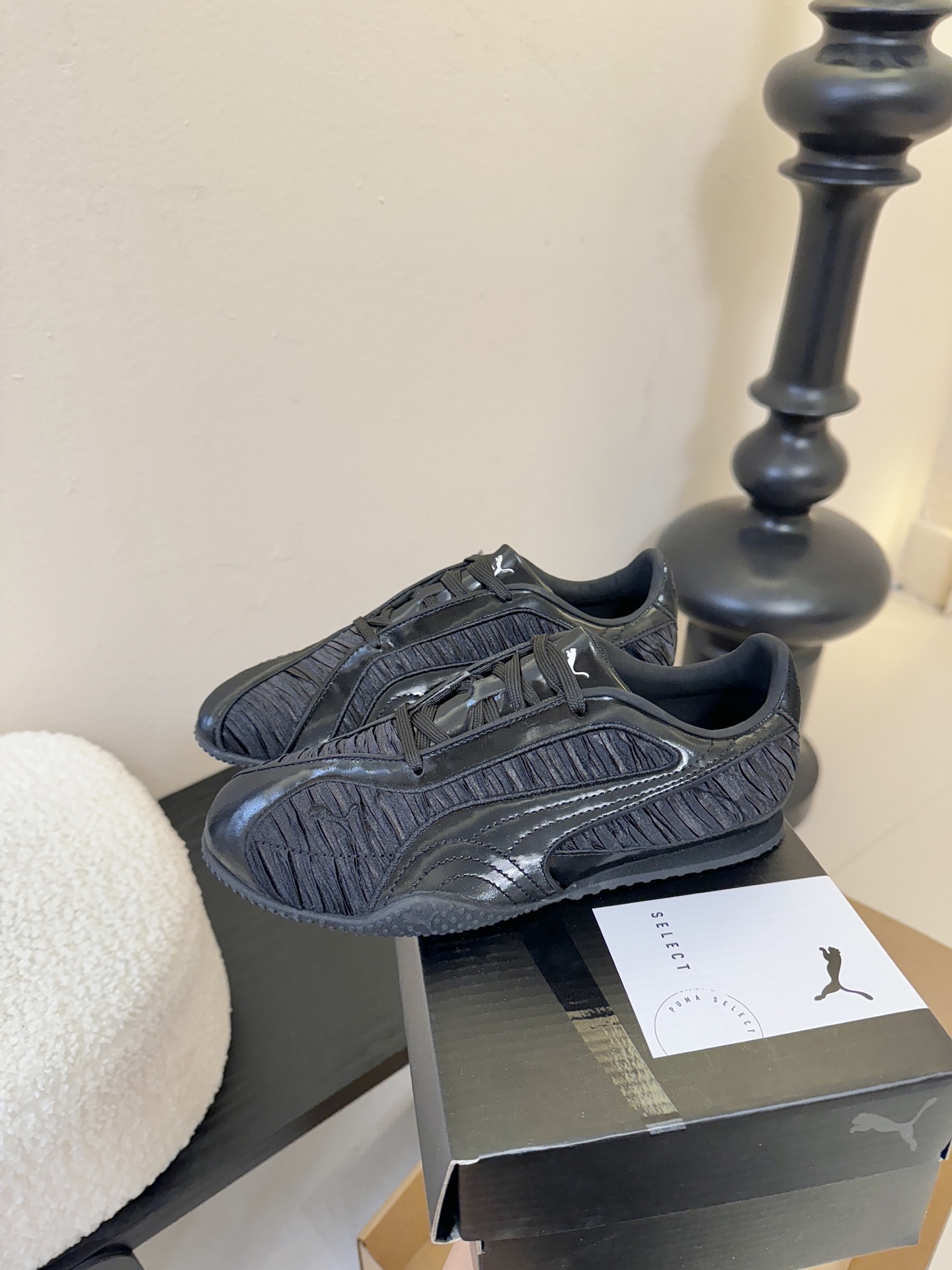 Pum* 25ss 复古褶皱设计运动风休闲鞋走复古足球鞋的设计路线，将经典运动鞋型与现代质感结合，既有复