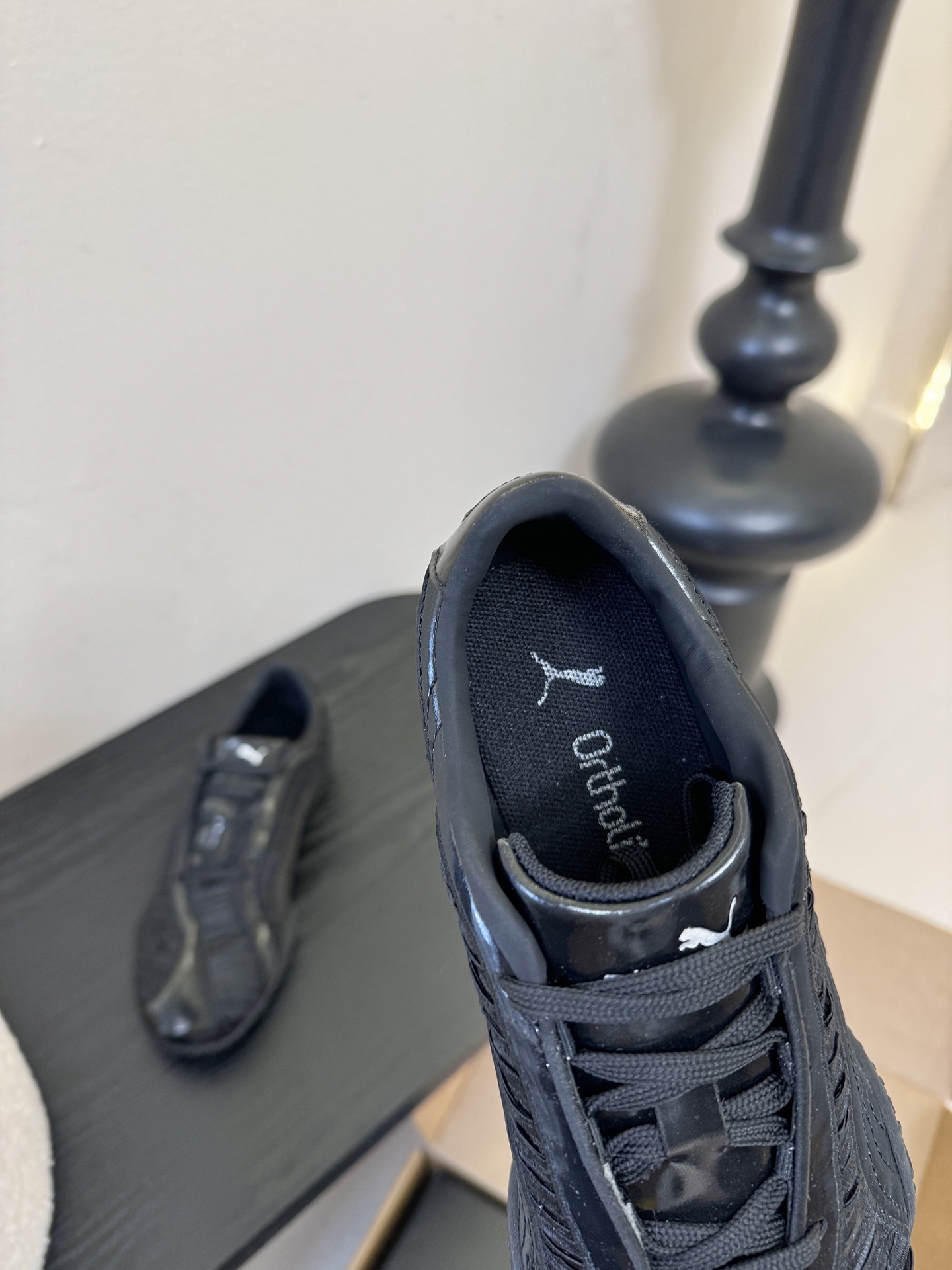 Pum* 25ss 复古褶皱设计运动风休闲鞋走复古足球鞋的设计路线，将经典运动鞋型与现代质感结合，既有复