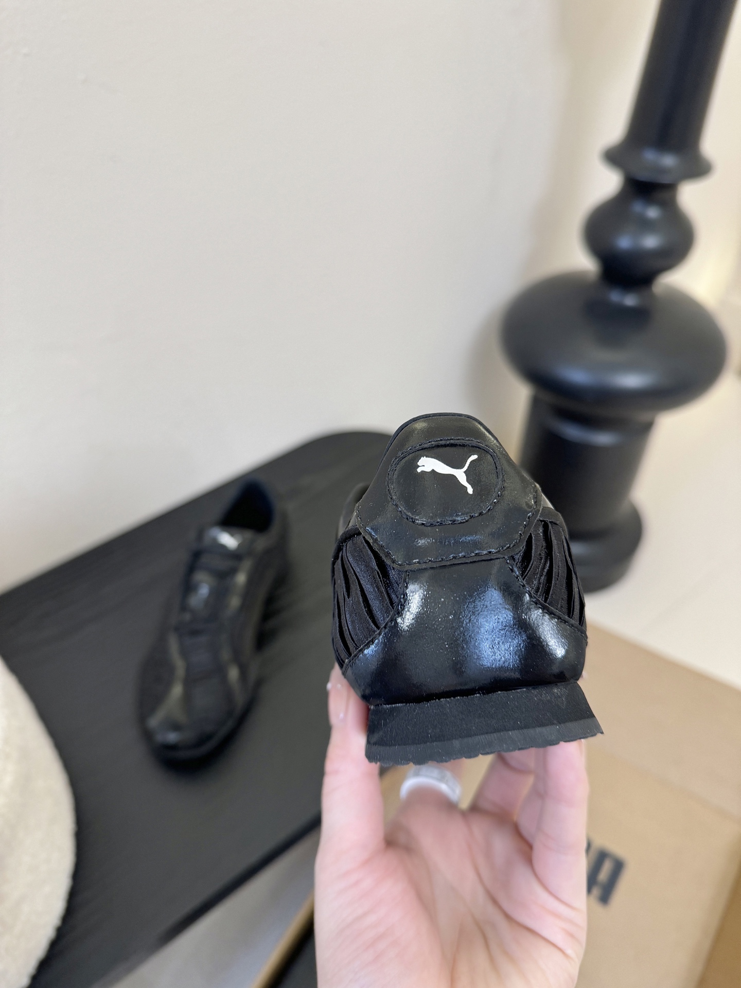 Pum* 25ss 复古褶皱设计运动风休闲鞋走复古足球鞋的设计路线，将经典运动鞋型与现代质感结合，既有复